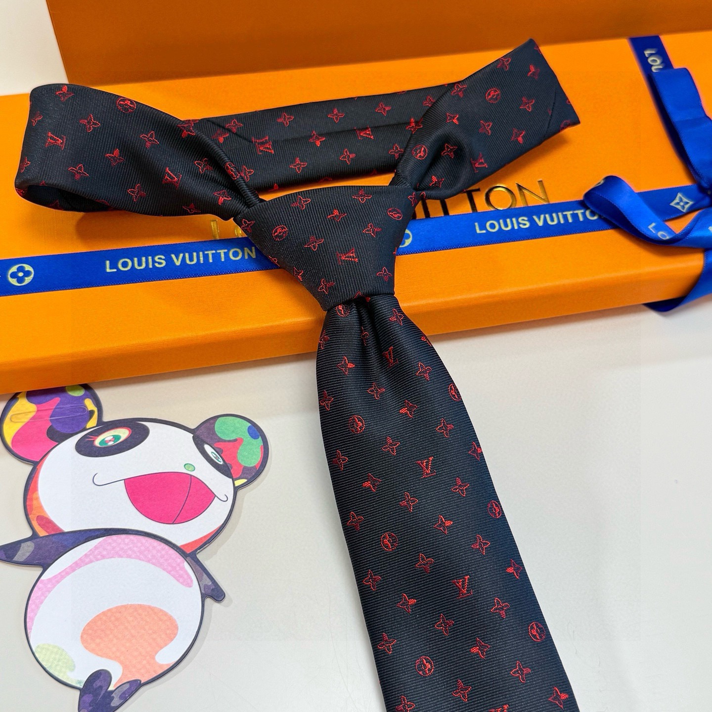 🌾LV男士领带系列👔👔，稀有😻😻展现精湛手工与时尚优雅的理想选择，此款真丝织就的Diamonds V领带