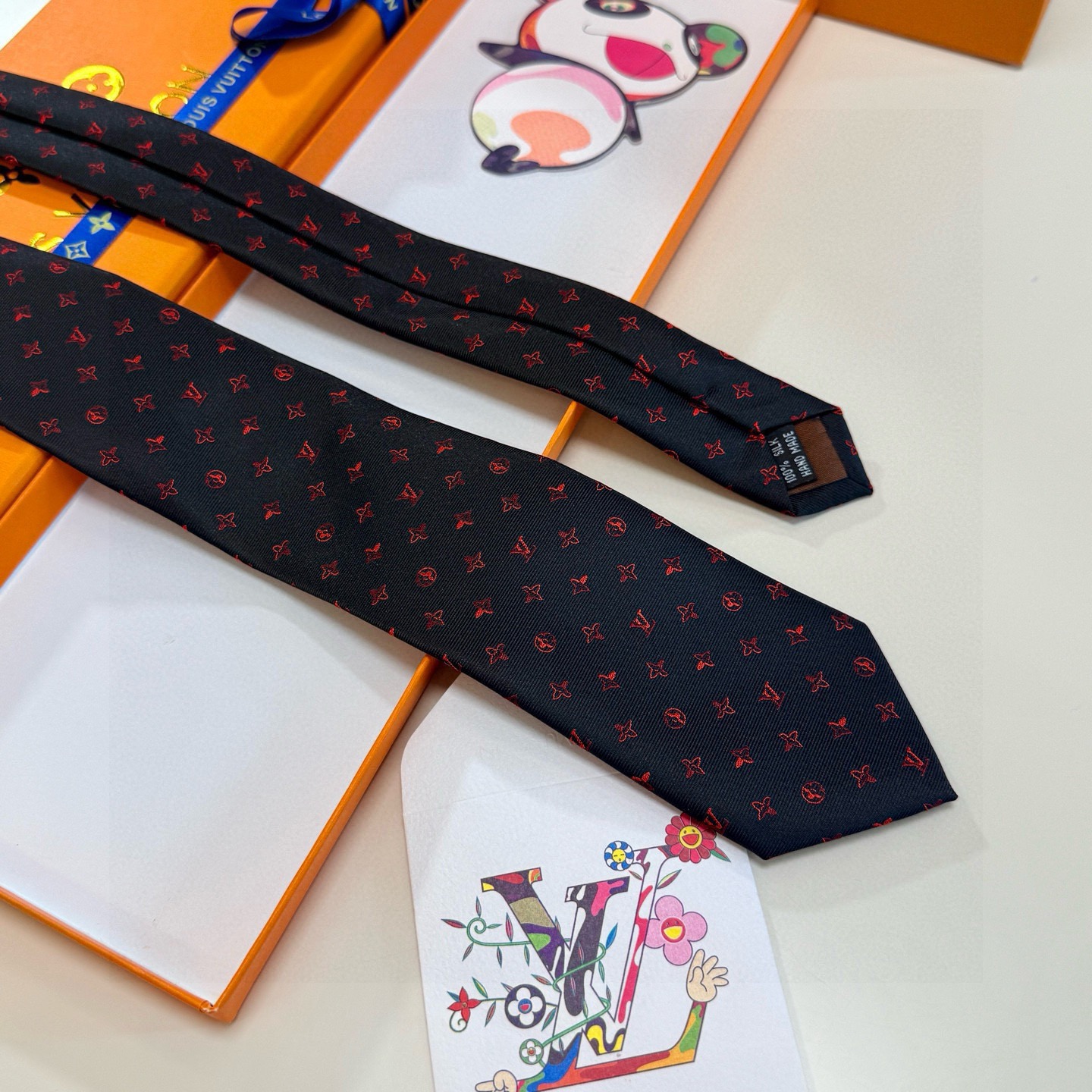 🌾LV男士领带系列👔👔，稀有😻😻展现精湛手工与时尚优雅的理想选择，此款真丝织就的Diamonds V领带