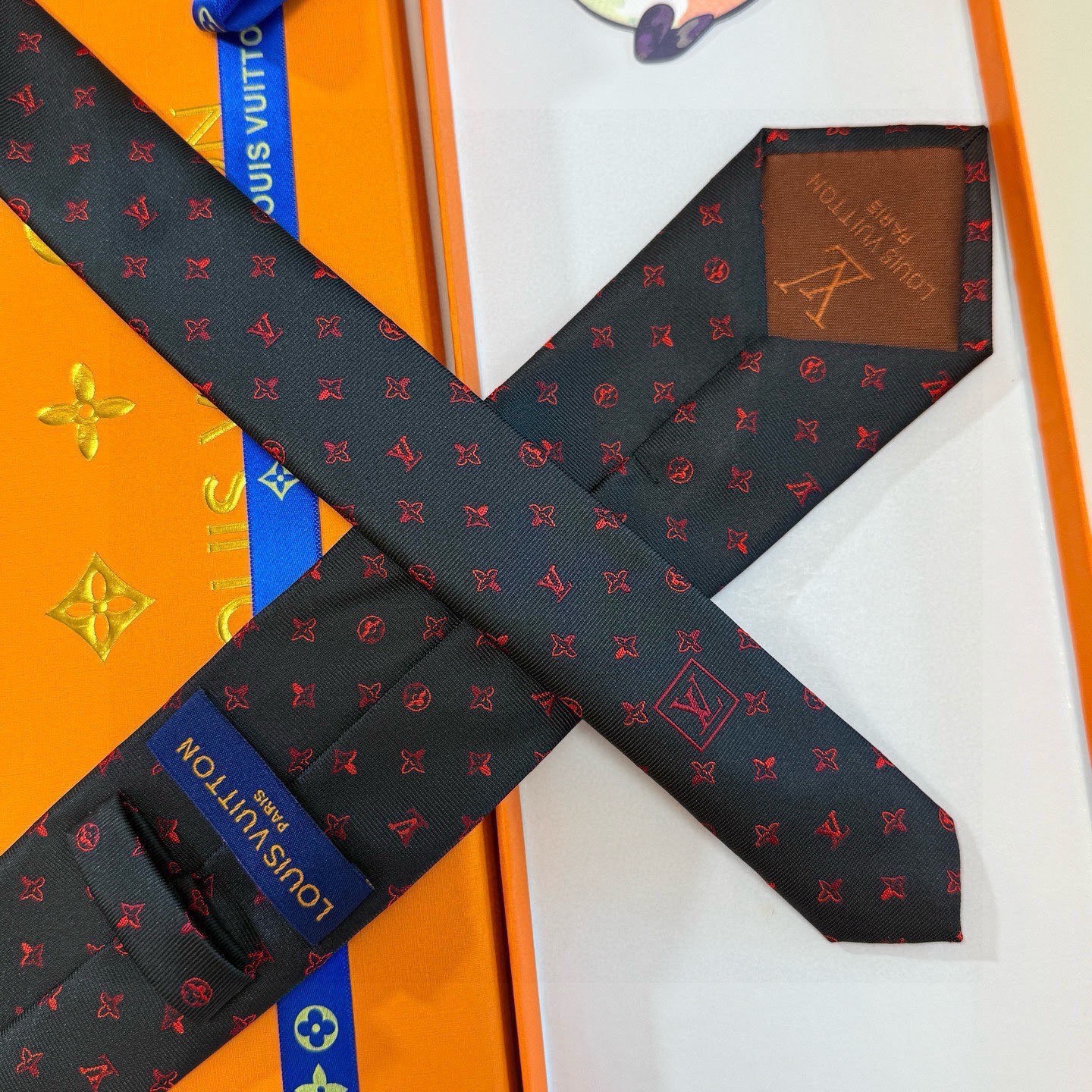 🌾LV男士领带系列👔👔，稀有😻😻展现精湛手工与时尚优雅的理想选择，此款真丝织就的Diamonds V领带