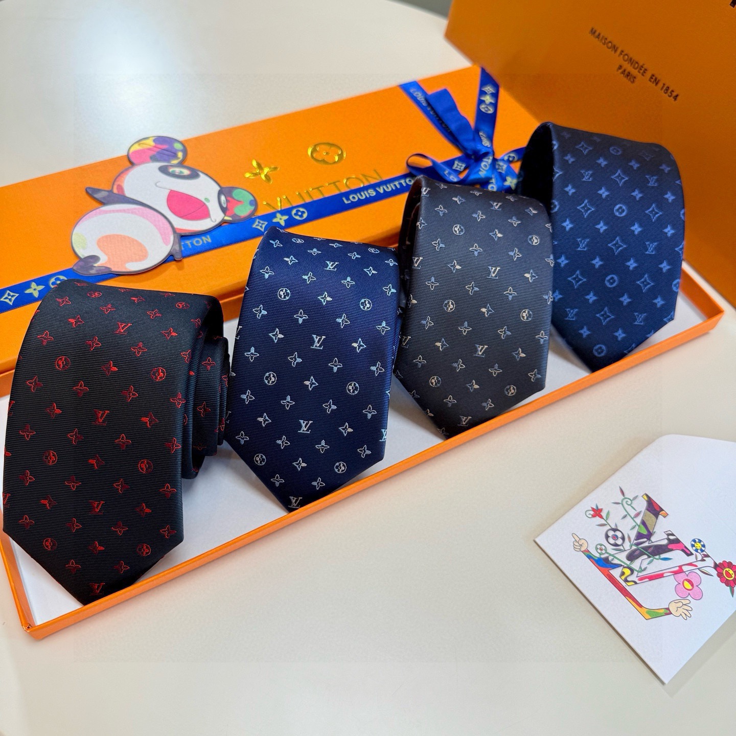 🌾LV男士领带系列👔👔，稀有😻😻展现精湛手工与时尚优雅的理想选择，此款真丝织就的Diamonds V领带