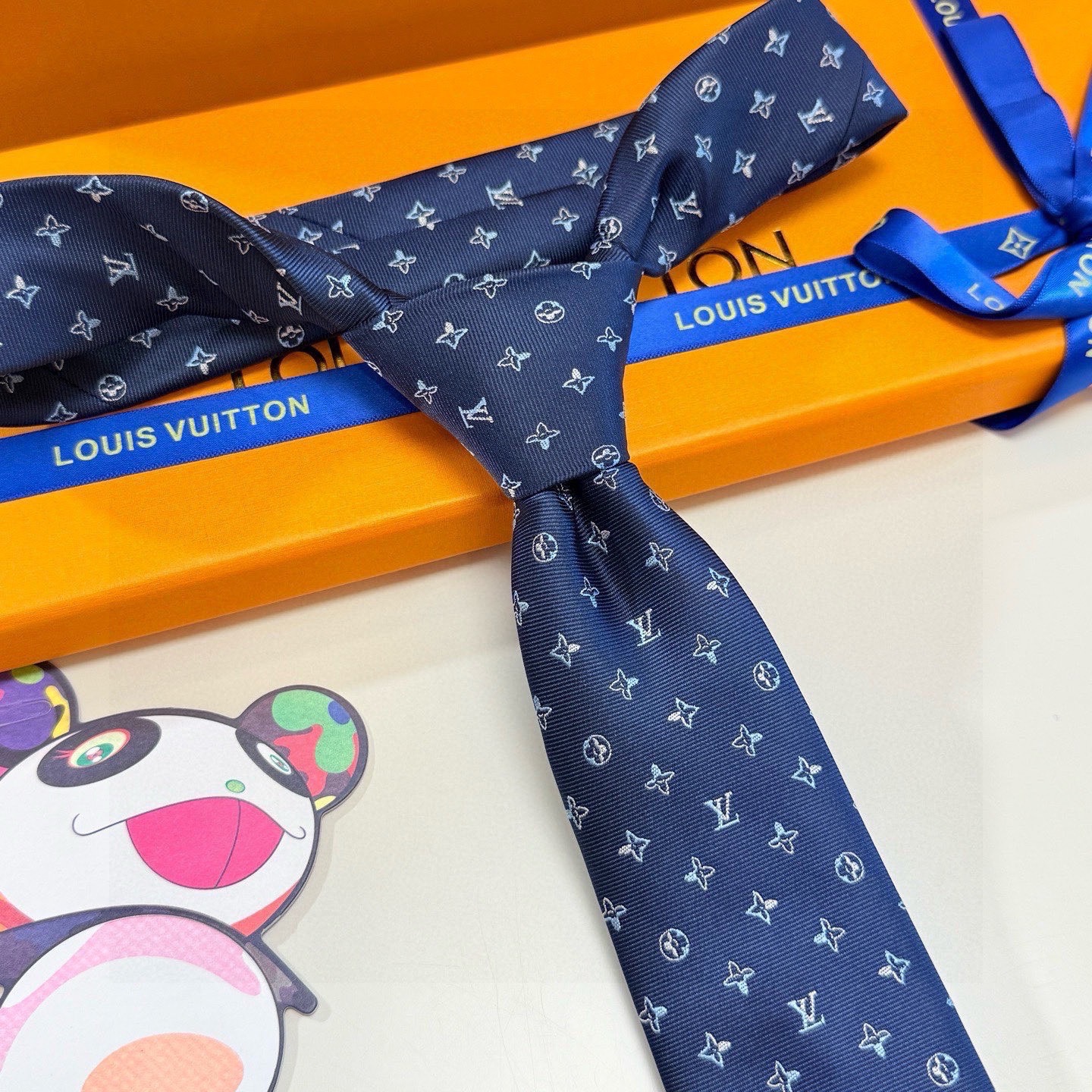 🌾LV男士领带系列👔👔，稀有😻😻展现精湛手工与时尚优雅的理想选择，此款真丝织就的Diamonds V领带