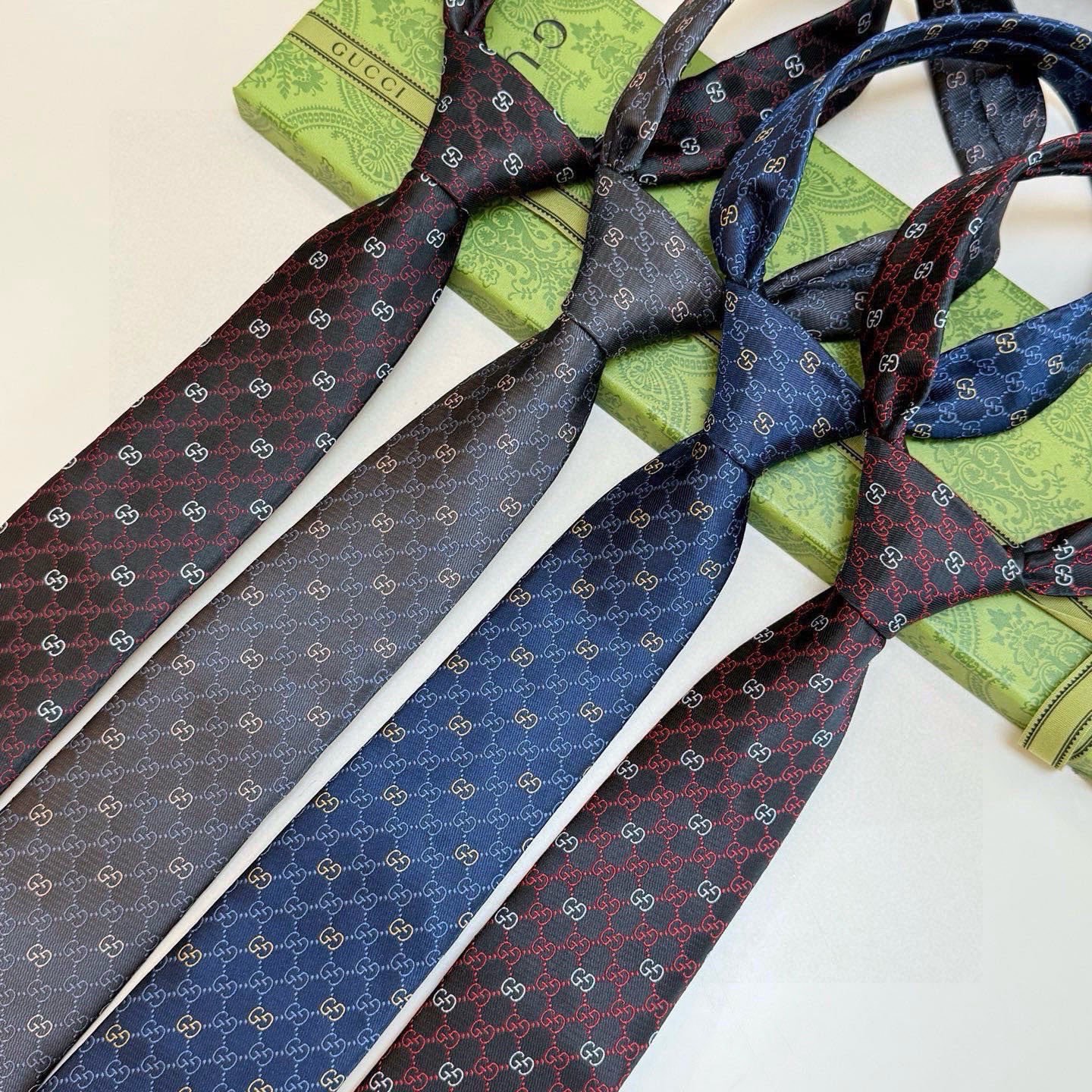 🌾古奇官方同步新款，稀有采用经典小G LOGO提花展现精湛手工与时尚优雅的理想选择，这款领带将标志性完美