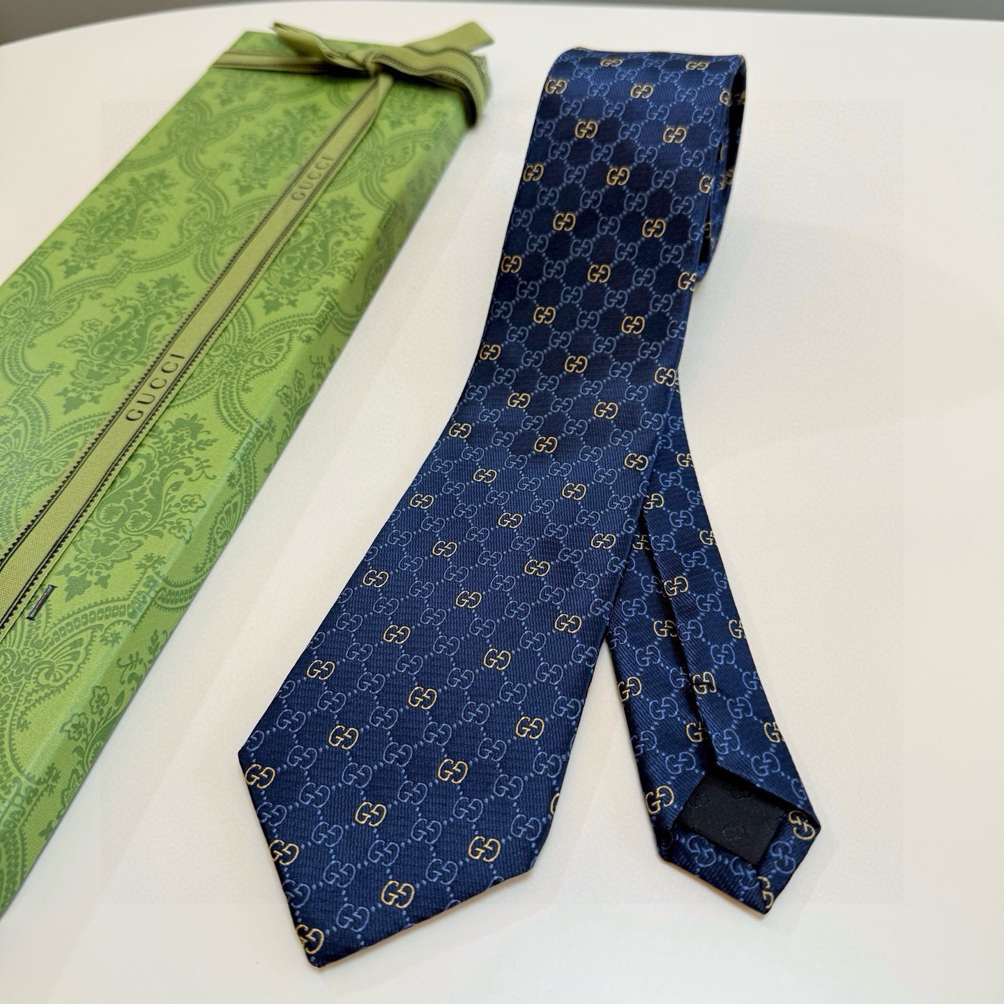 🌾古奇官方同步新款，稀有采用经典小G LOGO提花展现精湛手工与时尚优雅的理想选择，这款领带将标志性完美