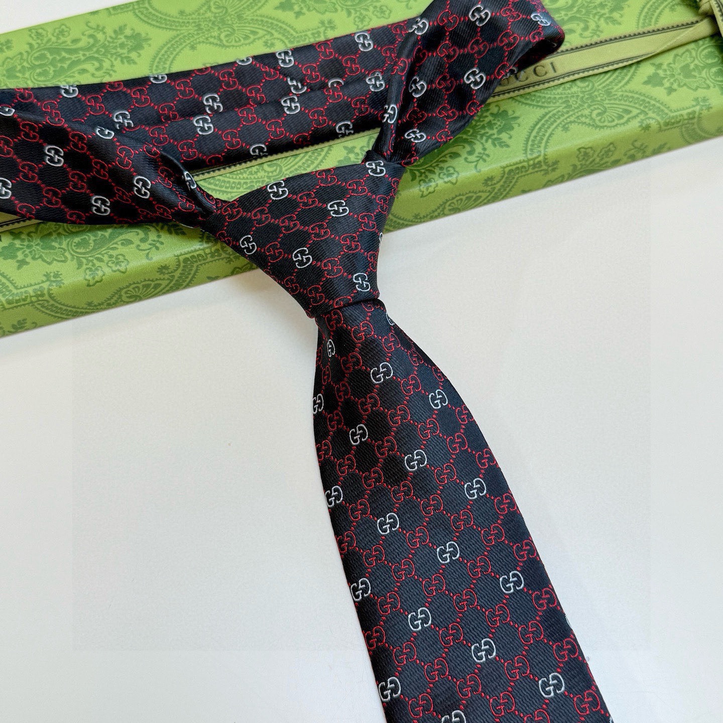 🌾古奇官方同步新款，稀有采用经典小G LOGO提花展现精湛手工与时尚优雅的理想选择，这款领带将标志性完美