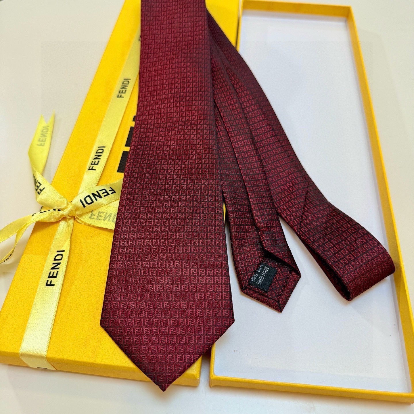 🌾芬迪专柜同步新款领带！实物真的很美，男士芬迪爆款领带👔👔，稀有😻😻展现精湛手工与时尚优雅的理想选择，这