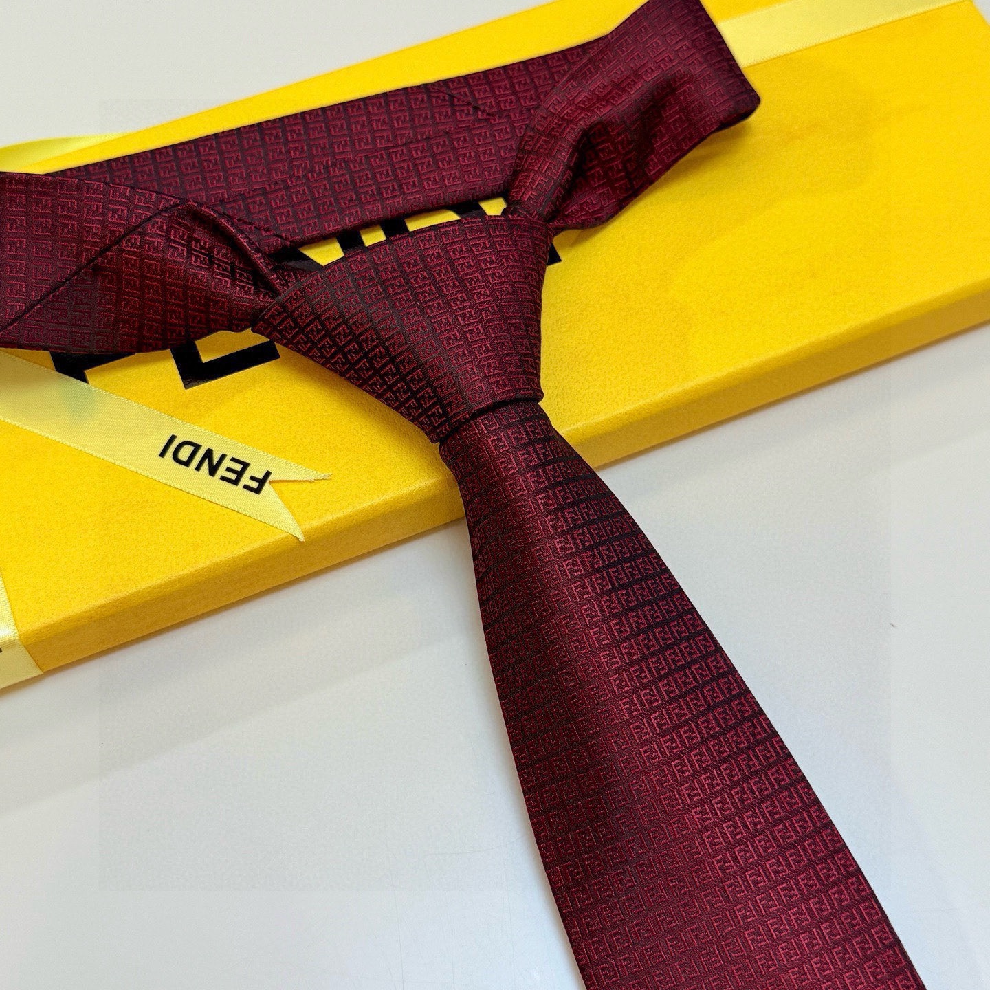 🌾芬迪专柜同步新款领带！实物真的很美，男士芬迪爆款领带👔👔，稀有😻😻展现精湛手工与时尚优雅的理想选择，这