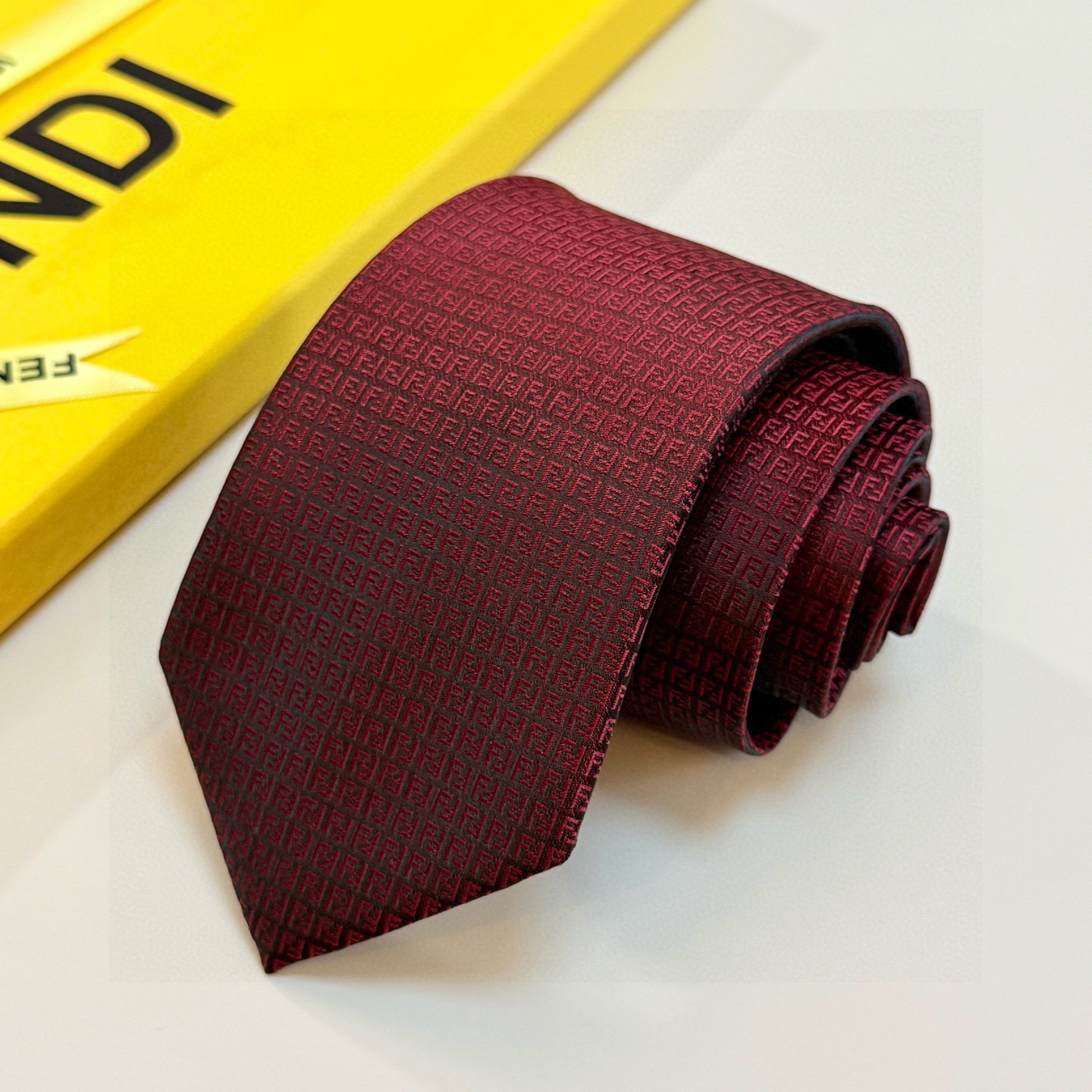 🌾芬迪专柜同步新款领带！实物真的很美，男士芬迪爆款领带👔👔，稀有😻😻展现精湛手工与时尚优雅的理想选择，这