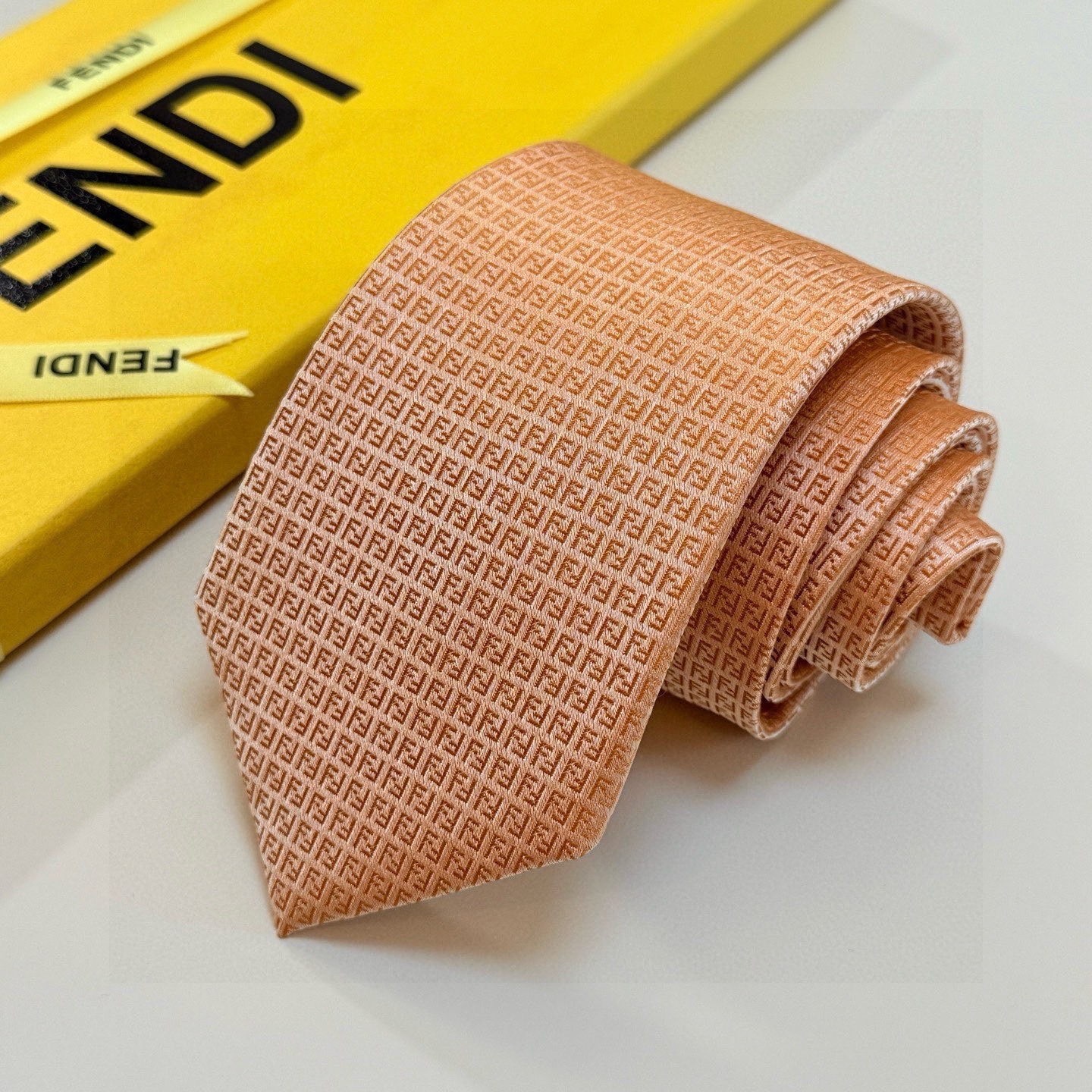 🌾芬迪专柜同步新款领带！实物真的很美，男士芬迪爆款领带👔👔，稀有😻😻展现精湛手工与时尚优雅的理想选择，这