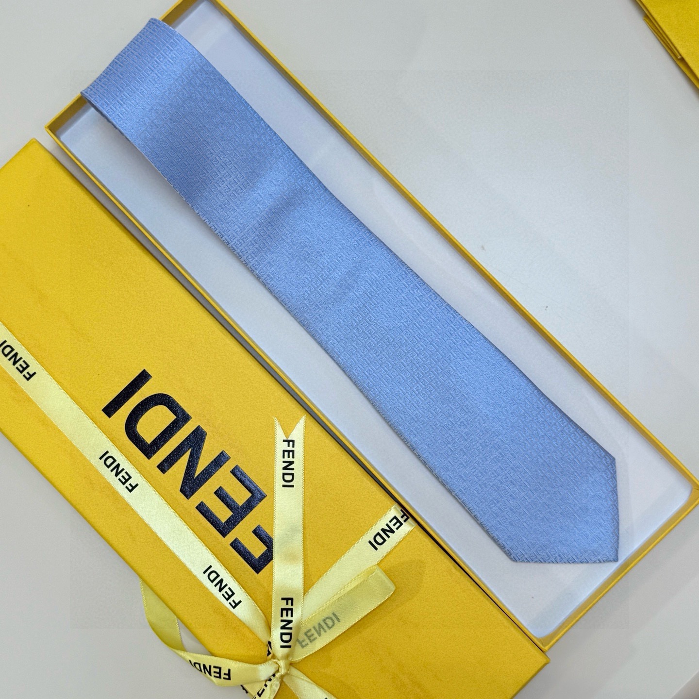 🌾芬迪专柜同步新款领带！实物真的很美，男士芬迪爆款领带👔👔，稀有😻😻展现精湛手工与时尚优雅的理想选择，这