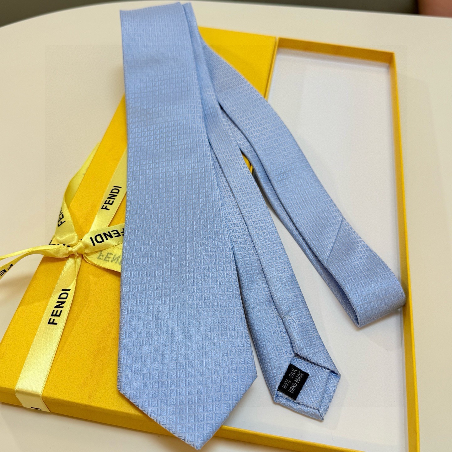 🌾芬迪专柜同步新款领带！实物真的很美，男士芬迪爆款领带👔👔，稀有😻😻展现精湛手工与时尚优雅的理想选择，这