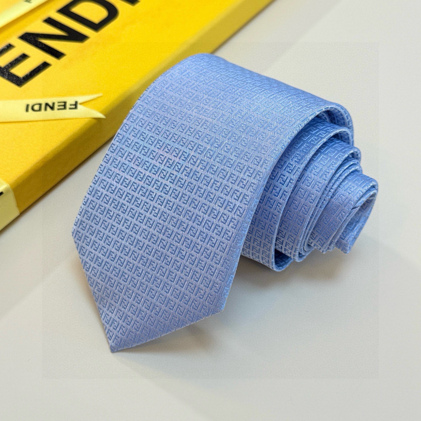 🌾芬迪专柜同步新款领带！实物真的很美，男士芬迪爆款领带👔👔，稀有😻😻展现精湛手工与时尚优雅的理想选择，这