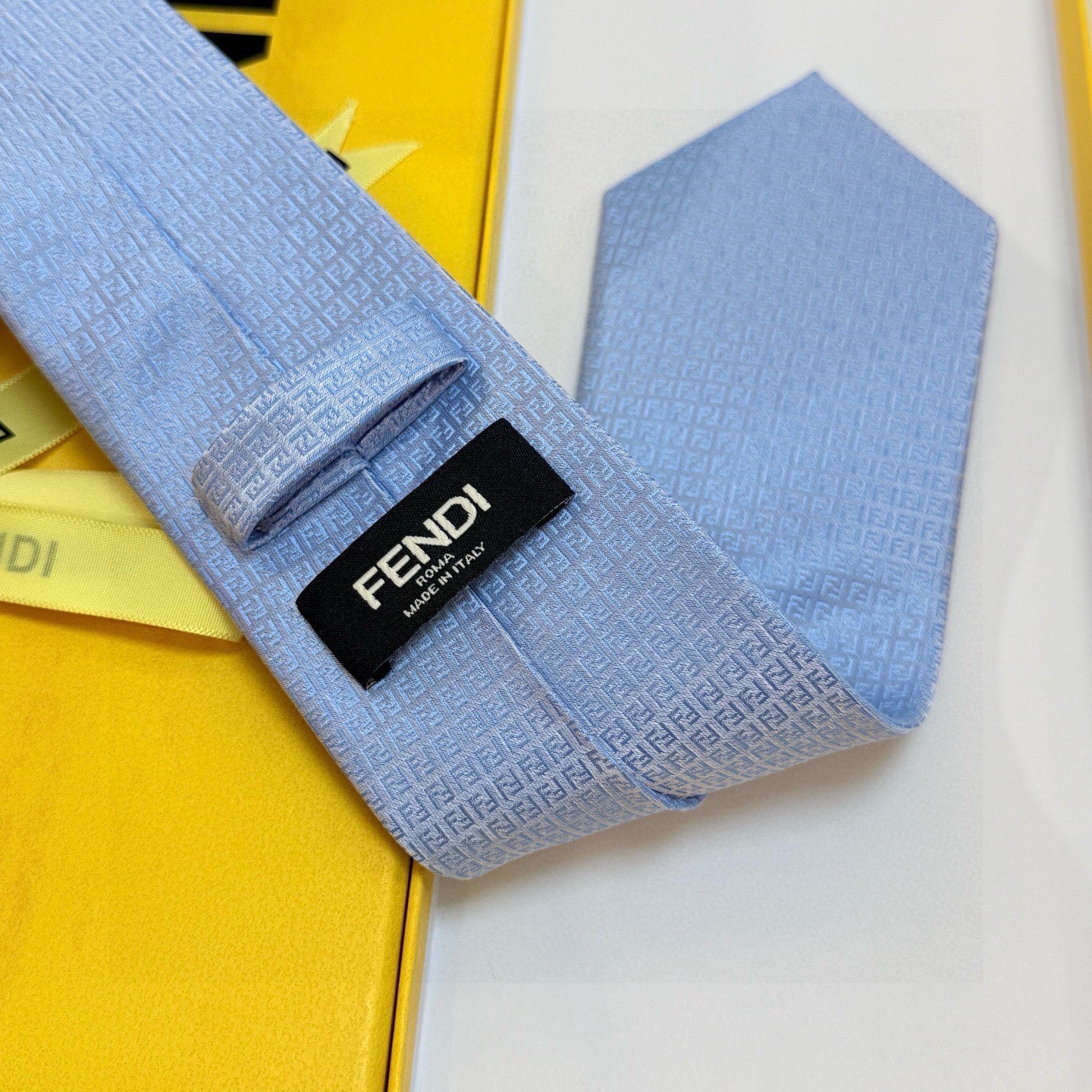 🌾芬迪专柜同步新款领带！实物真的很美，男士芬迪爆款领带👔👔，稀有😻😻展现精湛手工与时尚优雅的理想选择，这