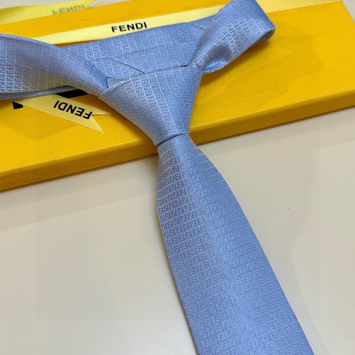 🌾芬迪专柜同步新款领带！实物真的很美，男士芬迪爆款领带👔👔，稀有😻😻展现精湛手工与时尚优雅的理想选择，这