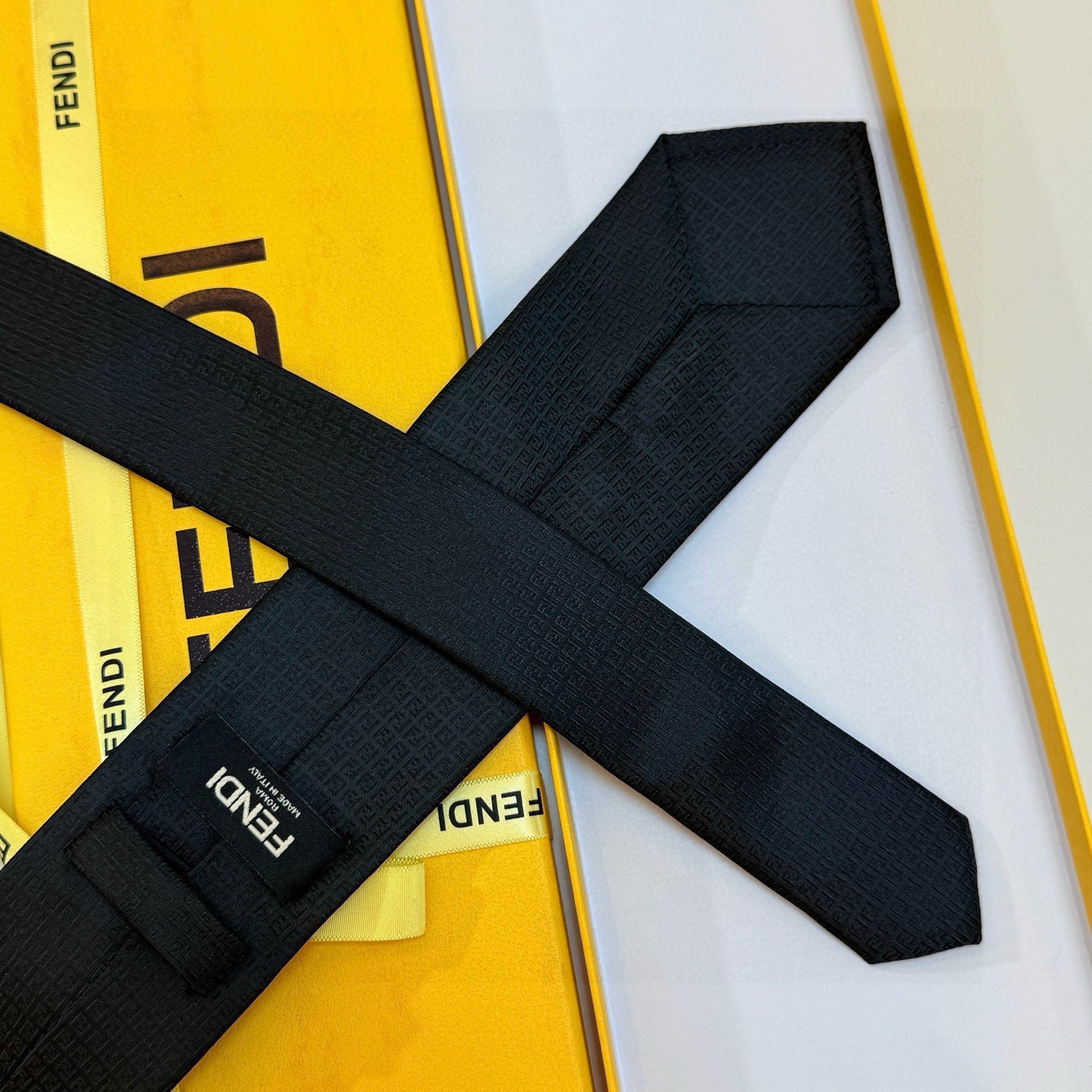 🌾芬迪专柜同步新款领带！实物真的很美，男士芬迪爆款领带👔👔，稀有😻😻展现精湛手工与时尚优雅的理想选择，这