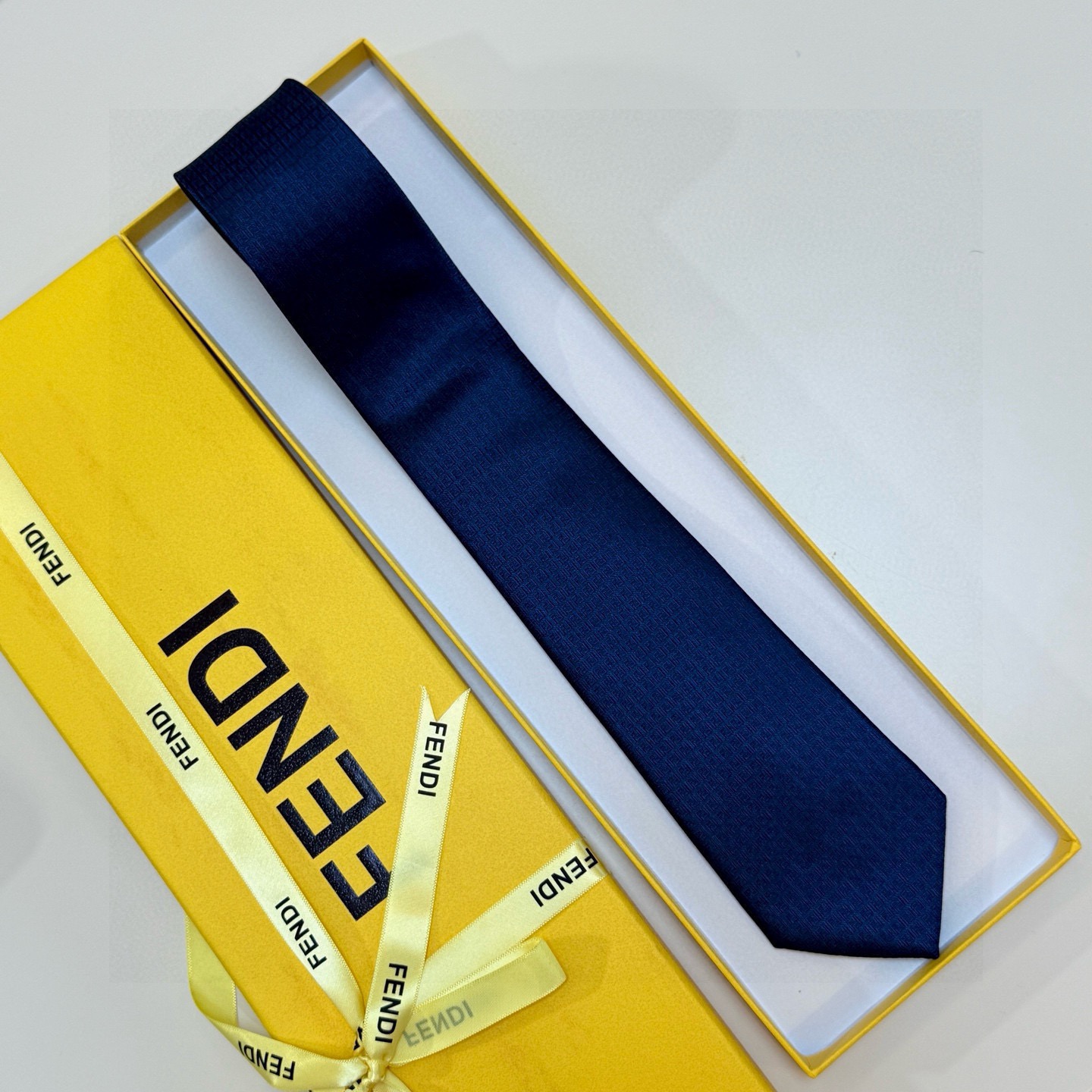 🌾芬迪专柜同步新款领带！实物真的很美，男士芬迪爆款领带👔👔，稀有😻😻展现精湛手工与时尚优雅的理想选择，这