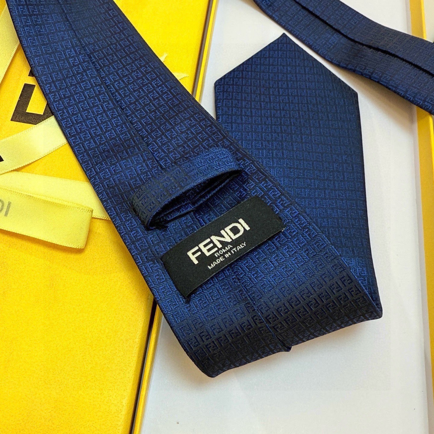 🌾芬迪专柜同步新款领带！实物真的很美，男士芬迪爆款领带👔👔，稀有😻😻展现精湛手工与时尚优雅的理想选择，这
