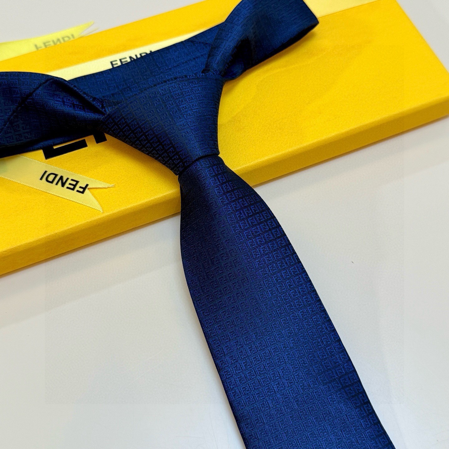 🌾芬迪专柜同步新款领带！实物真的很美，男士芬迪爆款领带👔👔，稀有😻😻展现精湛手工与时尚优雅的理想选择，这