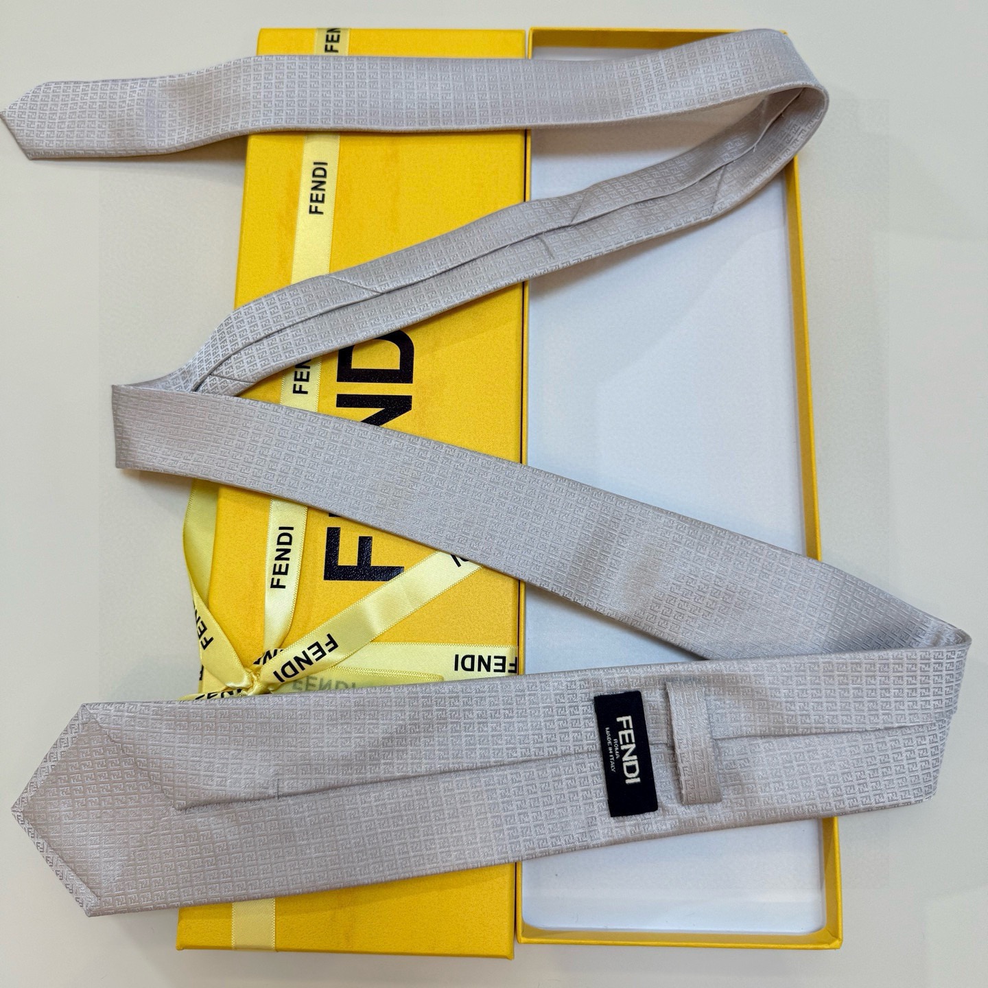 🌾芬迪专柜同步新款领带！实物真的很美，男士芬迪爆款领带👔👔，稀有😻😻展现精湛手工与时尚优雅的理想选择，这