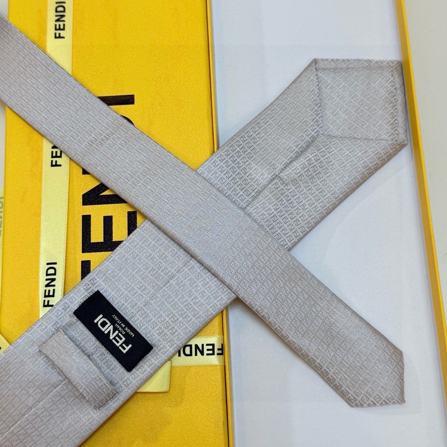 🌾芬迪专柜同步新款领带！实物真的很美，男士芬迪爆款领带👔👔，稀有😻😻展现精湛手工与时尚优雅的理想选择，这