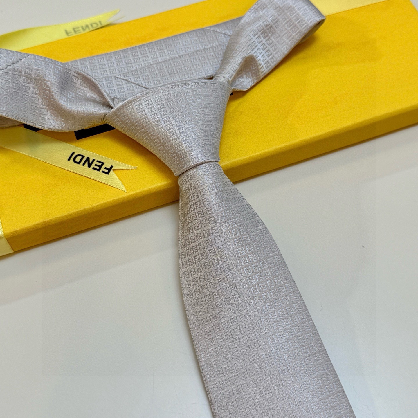 🌾芬迪专柜同步新款领带！实物真的很美，男士芬迪爆款领带👔👔，稀有😻😻展现精湛手工与时尚优雅的理想选择，这