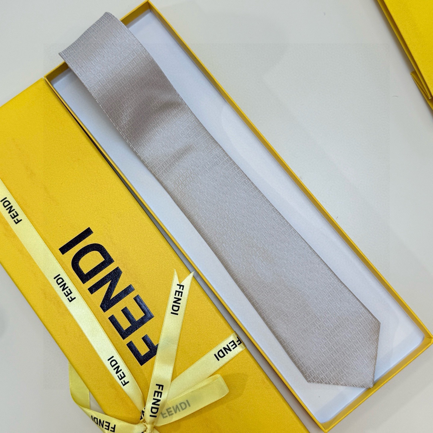 🌾芬迪专柜同步新款领带！实物真的很美，男士芬迪爆款领带👔👔，稀有😻😻展现精湛手工与时尚优雅的理想选择，这