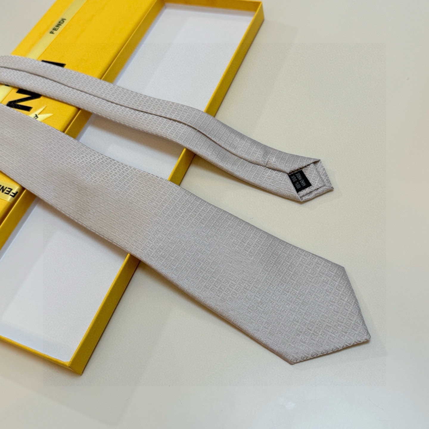 🌾芬迪专柜同步新款领带！实物真的很美，男士芬迪爆款领带👔👔，稀有😻😻展现精湛手工与时尚优雅的理想选择，这
