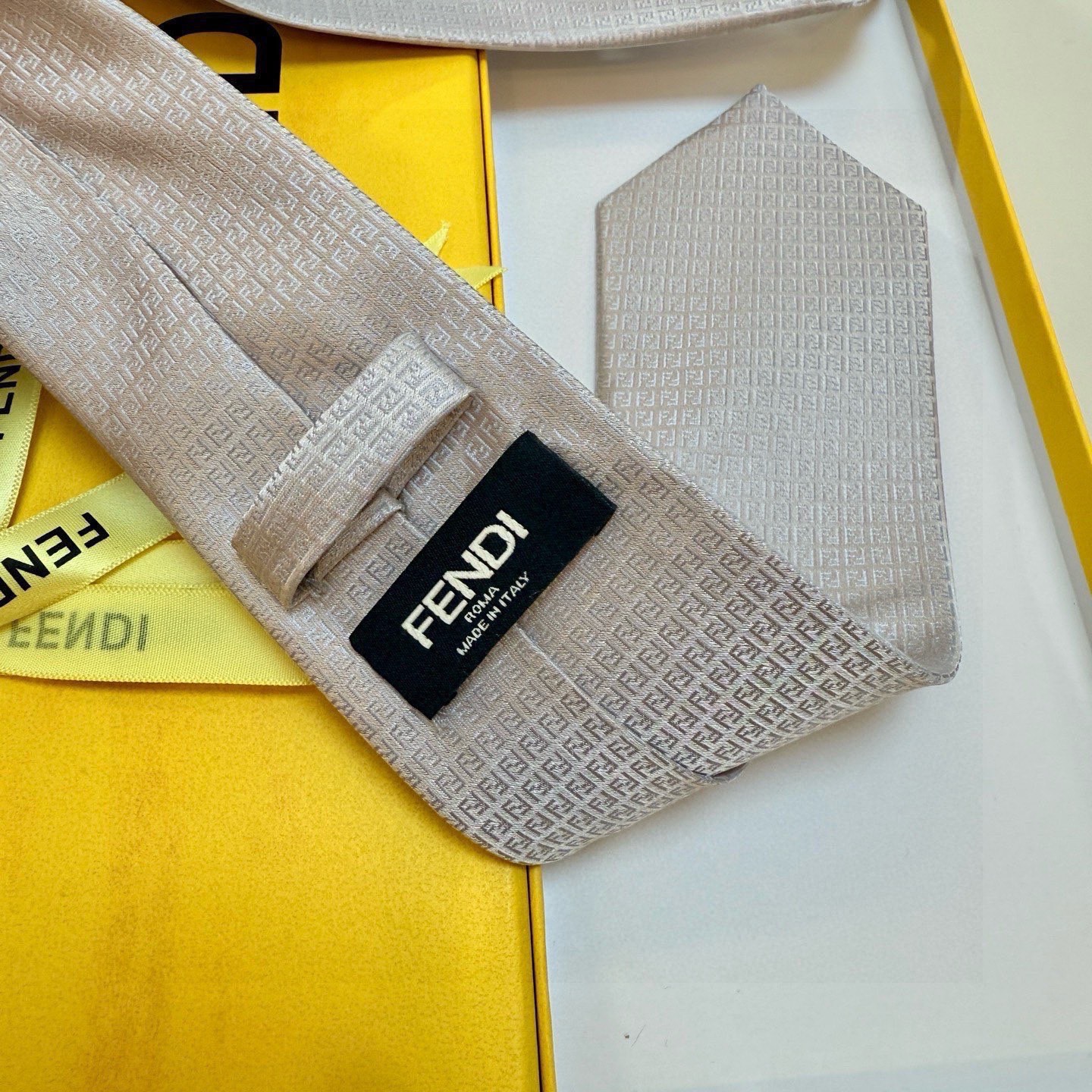 🌾芬迪专柜同步新款领带！实物真的很美，男士芬迪爆款领带👔👔，稀有😻😻展现精湛手工与时尚优雅的理想选择，这