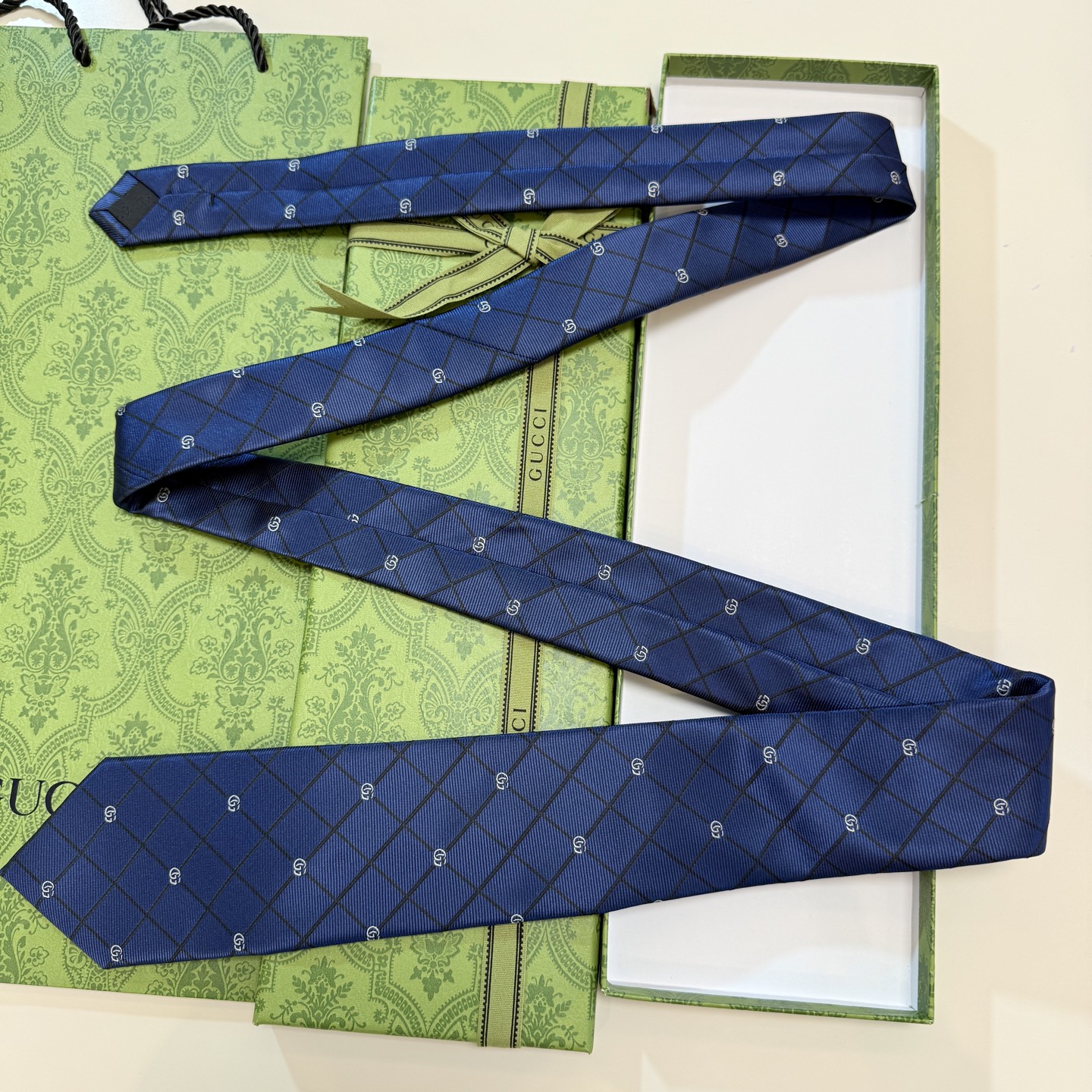 🌾上新！G家专柜新款男士领带【双G格纹领带】👔👔，稀有采用经典小G 搭配交叉线条格纹展现精湛手工与时尚优