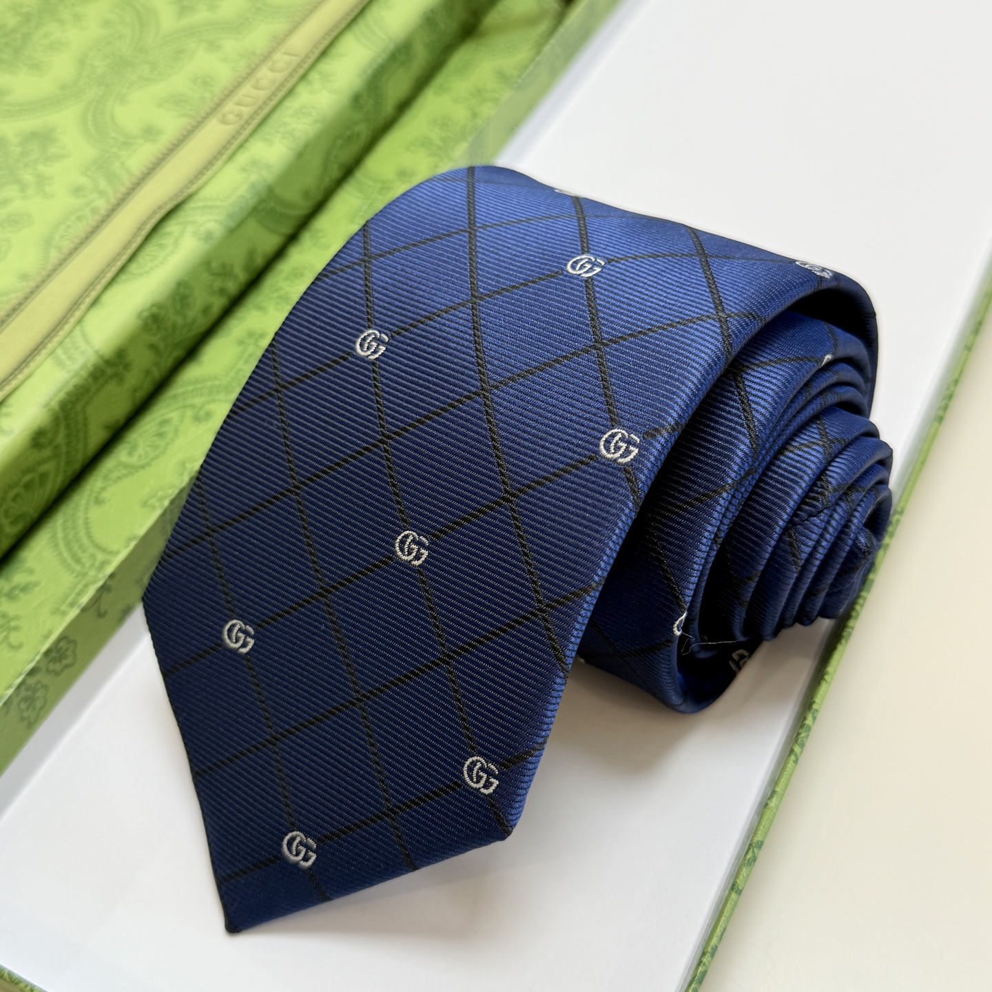 🌾上新！G家专柜新款男士领带【双G格纹领带】👔👔，稀有采用经典小G 搭配交叉线条格纹展现精湛手工与时尚优