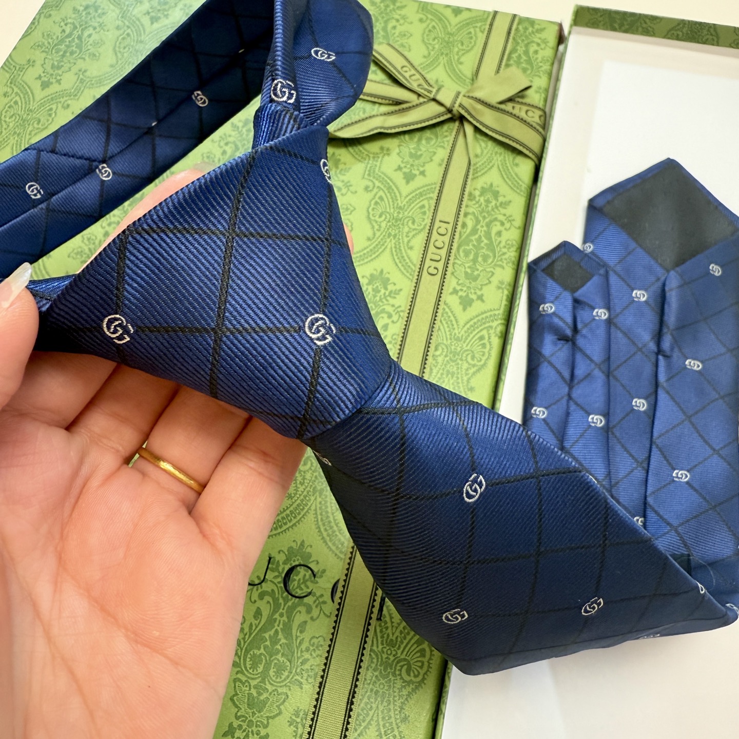 🌾上新！G家专柜新款男士领带【双G格纹领带】👔👔，稀有采用经典小G 搭配交叉线条格纹展现精湛手工与时尚优