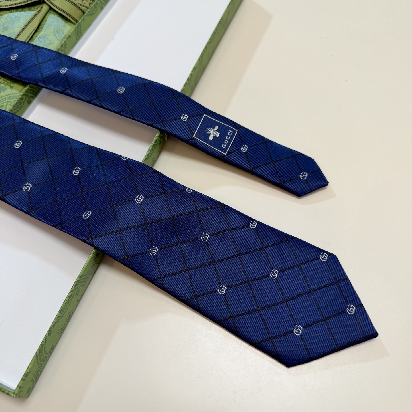 🌾上新！G家专柜新款男士领带【双G格纹领带】👔👔，稀有采用经典小G 搭配交叉线条格纹展现精湛手工与时尚优