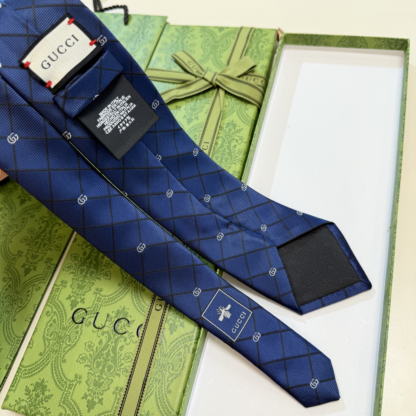 🌾上新！G家专柜新款男士领带【双G格纹领带】👔👔，稀有采用经典小G 搭配交叉线条格纹展现精湛手工与时尚优