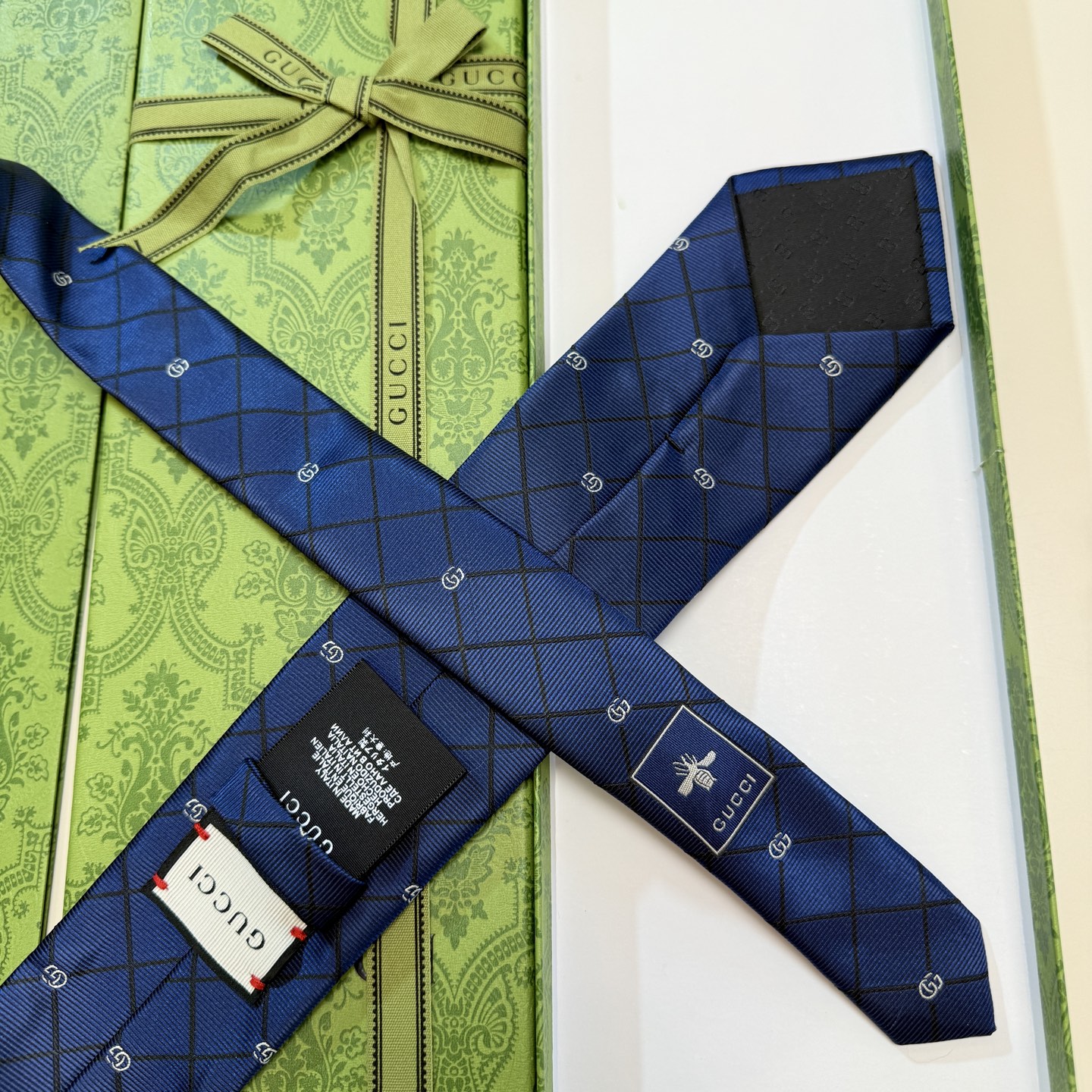 🌾上新！G家专柜新款男士领带【双G格纹领带】👔👔，稀有采用经典小G 搭配交叉线条格纹展现精湛手工与时尚优