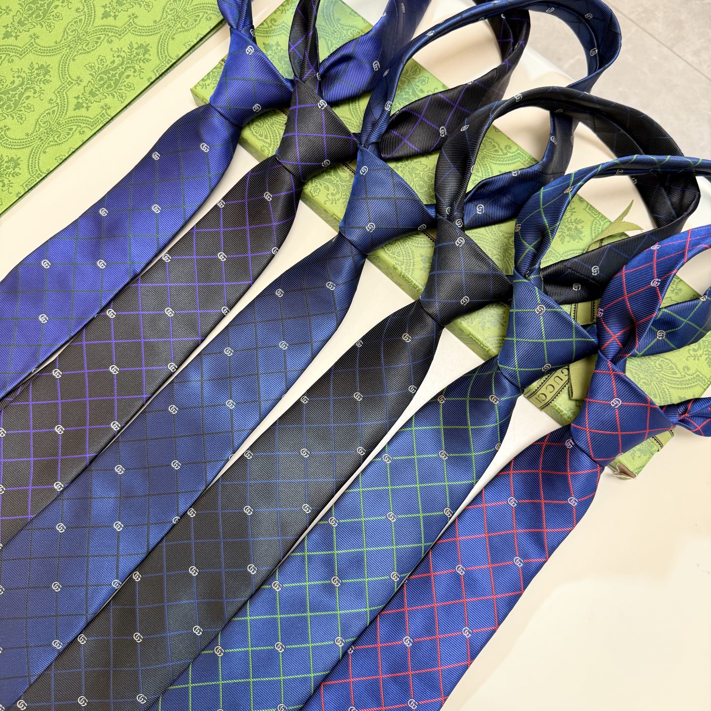 🌾上新！G家专柜新款男士领带【双G格纹领带】👔👔，稀有采用经典小G 搭配交叉线条格纹展现精湛手工与时尚优