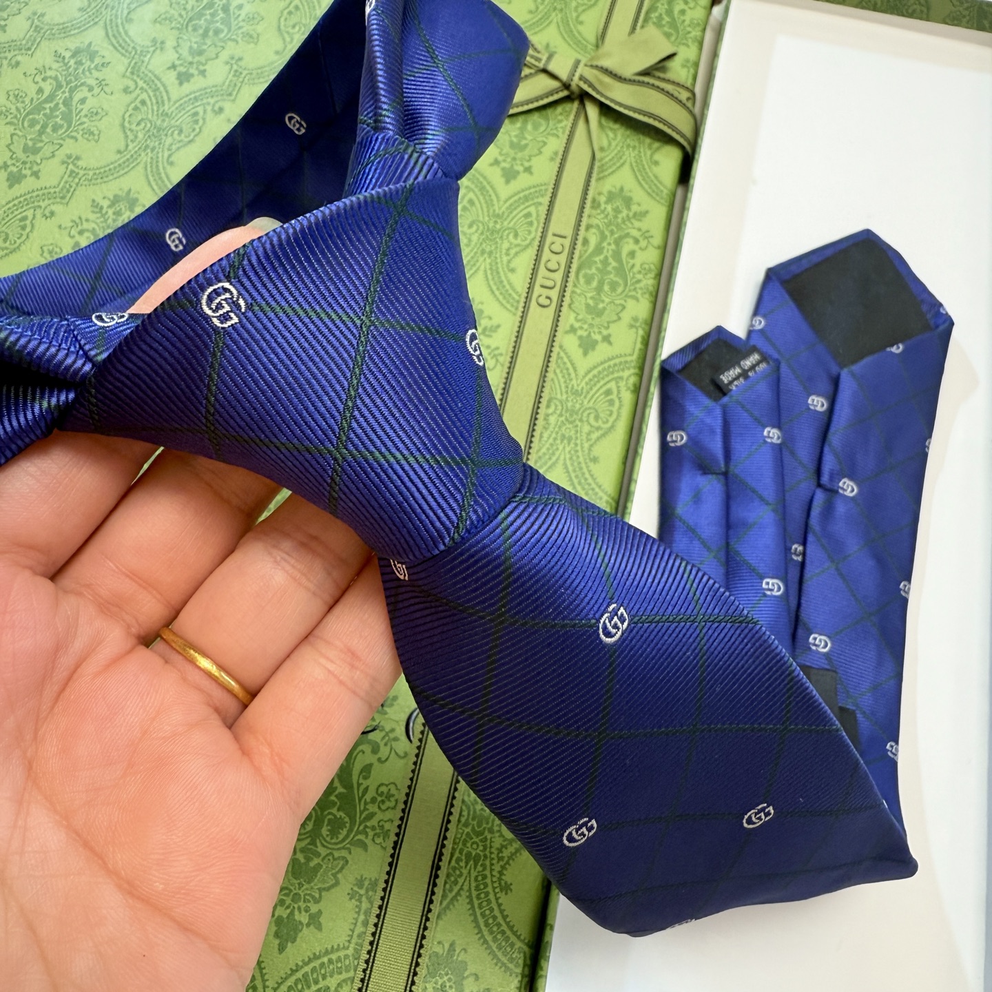 🌾上新！G家专柜新款男士领带【双G格纹领带】👔👔，稀有采用经典小G 搭配交叉线条格纹展现精湛手工与时尚优