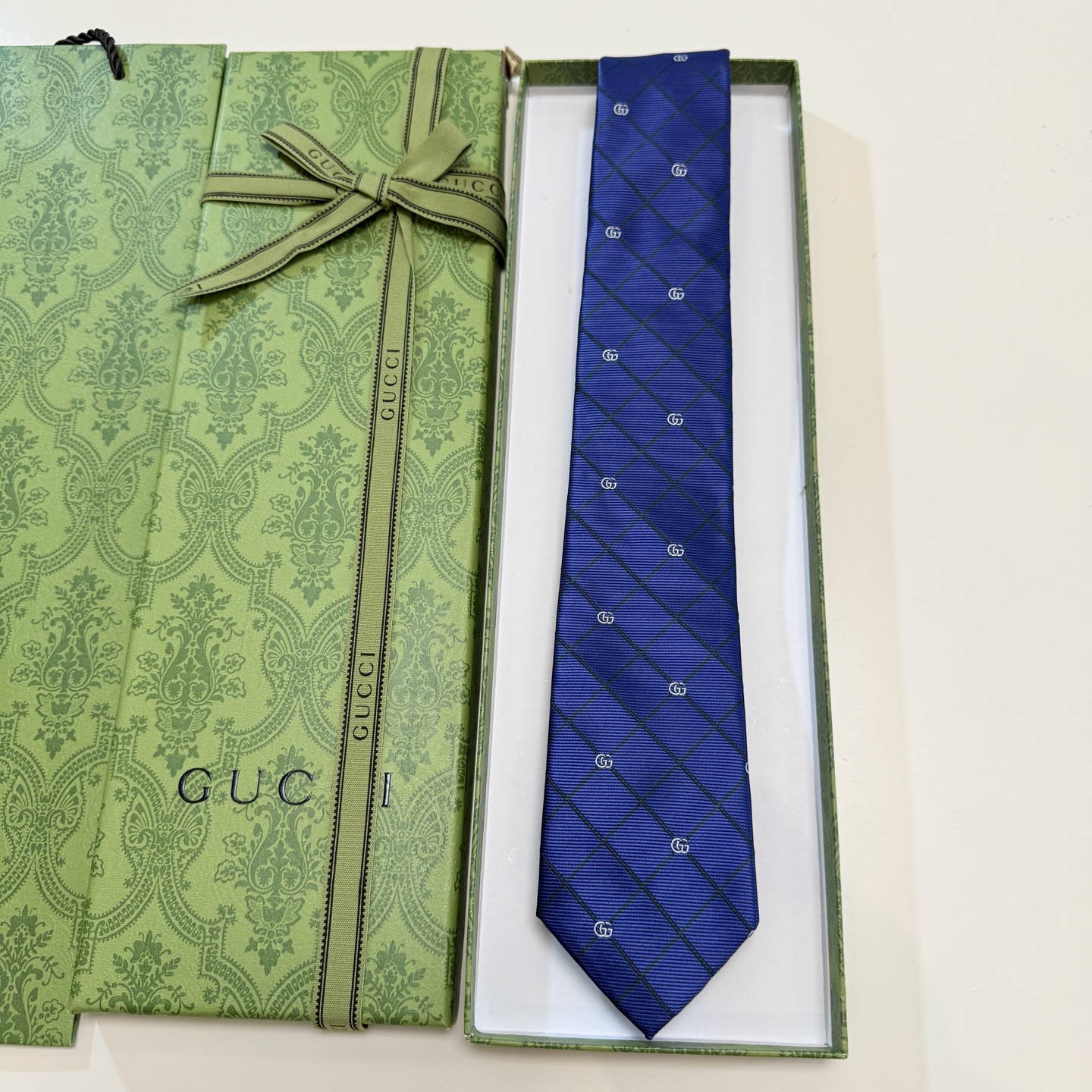 🌾上新！G家专柜新款男士领带【双G格纹领带】👔👔，稀有采用经典小G 搭配交叉线条格纹展现精湛手工与时尚优