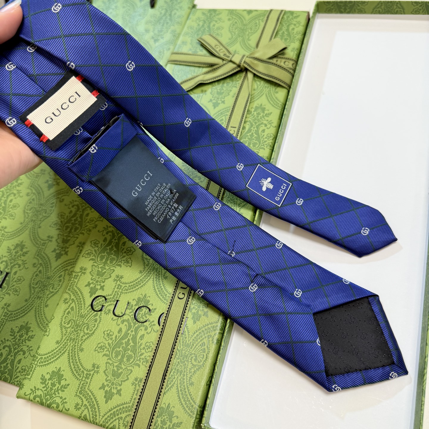 🌾上新！G家专柜新款男士领带【双G格纹领带】👔👔，稀有采用经典小G 搭配交叉线条格纹展现精湛手工与时尚优