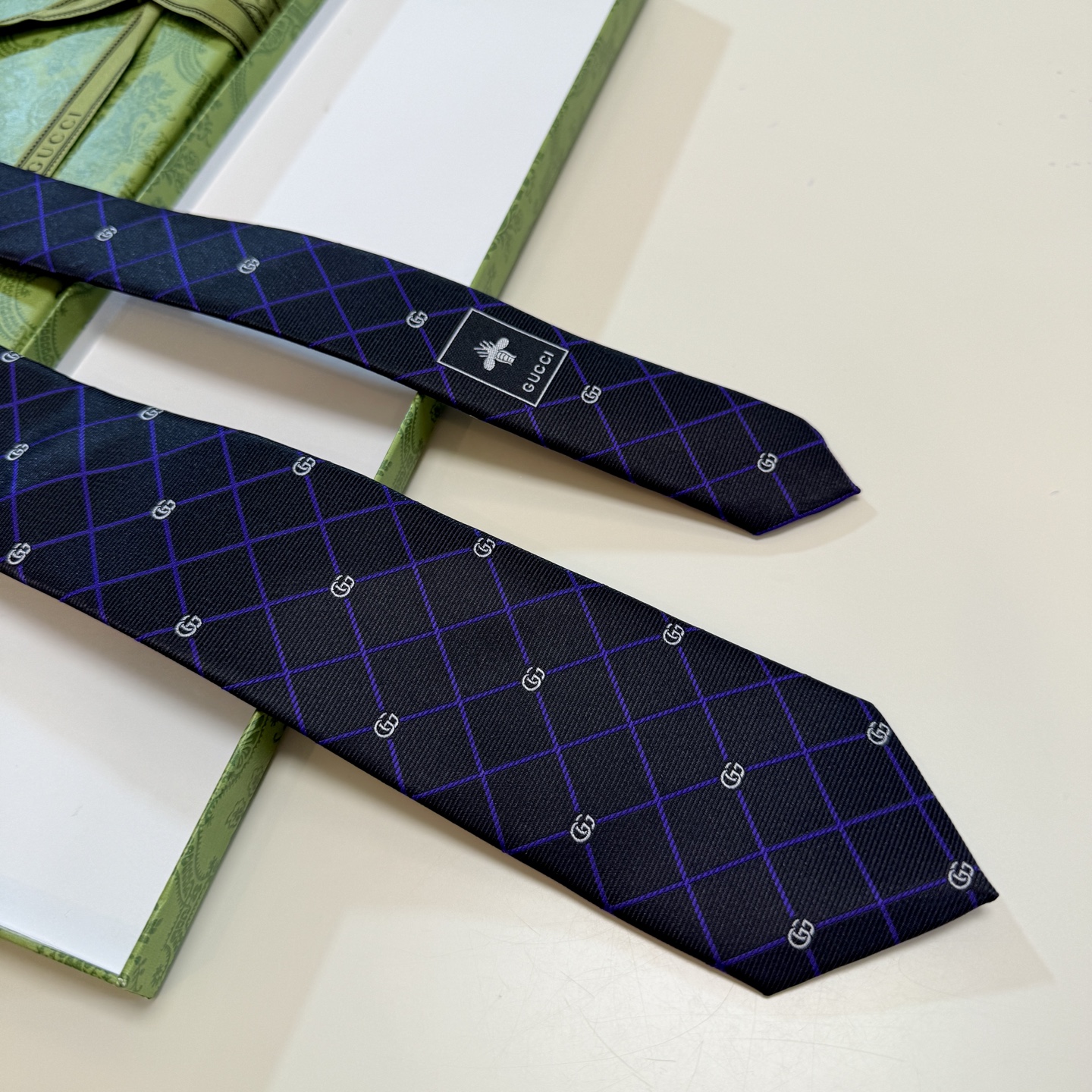 🌾上新！G家专柜新款男士领带【双G格纹领带】👔👔，稀有采用经典小G 搭配交叉线条格纹展现精湛手工与时尚优