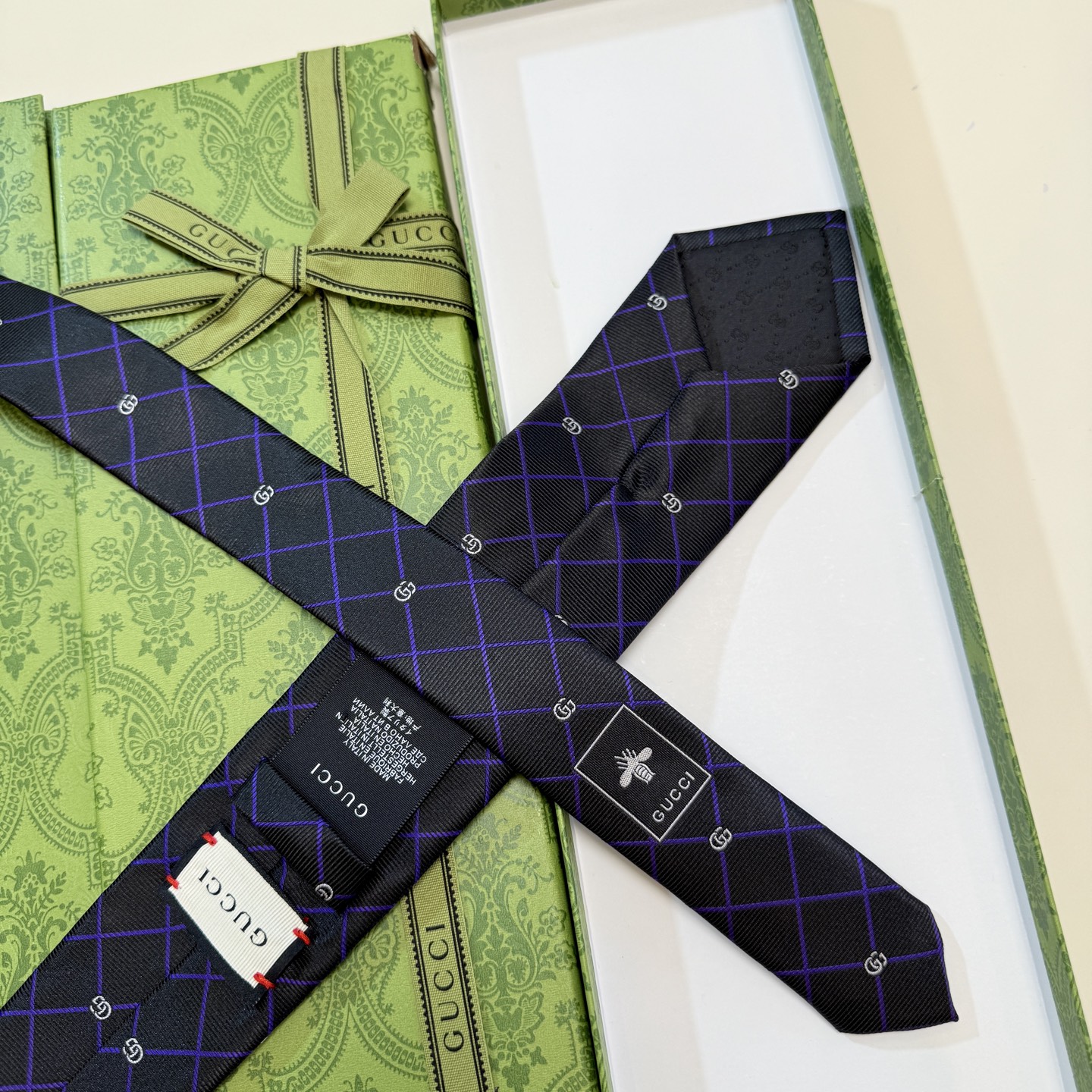 🌾上新！G家专柜新款男士领带【双G格纹领带】👔👔，稀有采用经典小G 搭配交叉线条格纹展现精湛手工与时尚优