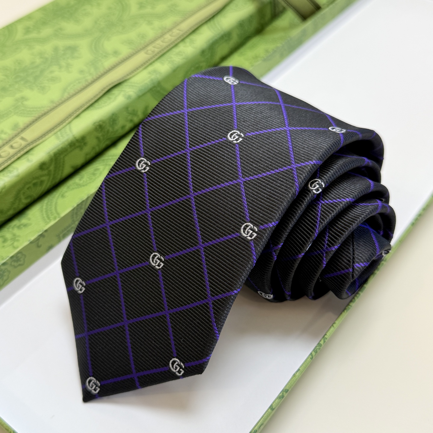 🌾上新！G家专柜新款男士领带【双G格纹领带】👔👔，稀有采用经典小G 搭配交叉线条格纹展现精湛手工与时尚优