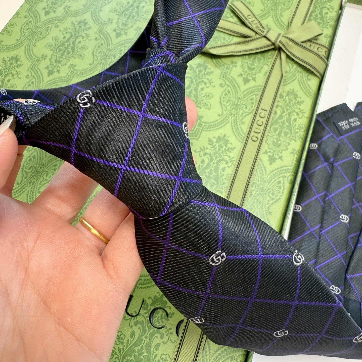 🌾上新！G家专柜新款男士领带【双G格纹领带】👔👔，稀有采用经典小G 搭配交叉线条格纹展现精湛手工与时尚优