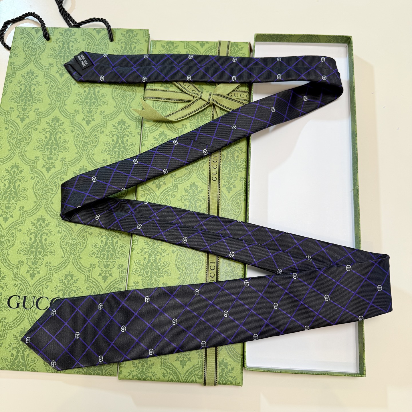 🌾上新！G家专柜新款男士领带【双G格纹领带】👔👔，稀有采用经典小G 搭配交叉线条格纹展现精湛手工与时尚优