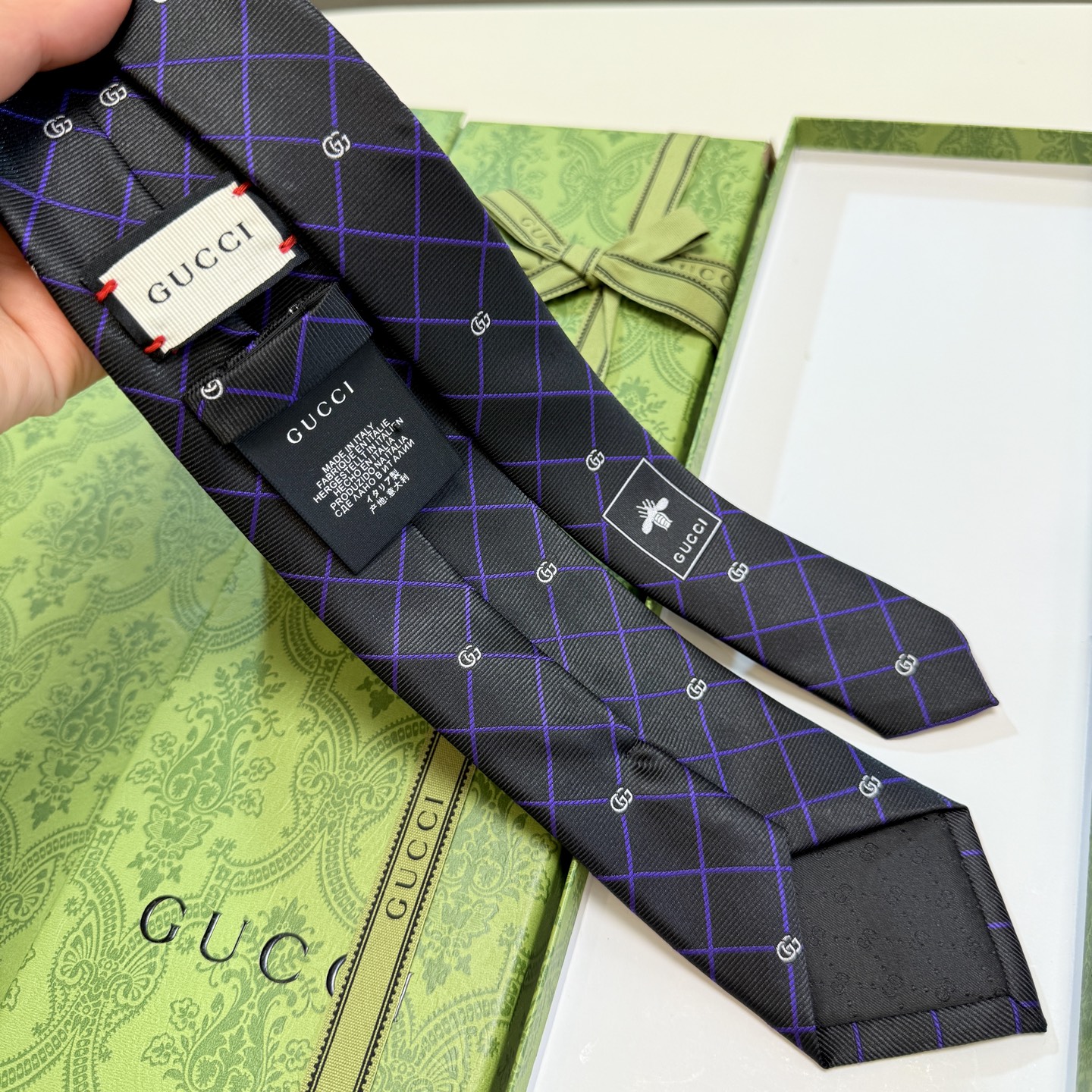 🌾上新！G家专柜新款男士领带【双G格纹领带】👔👔，稀有采用经典小G 搭配交叉线条格纹展现精湛手工与时尚优