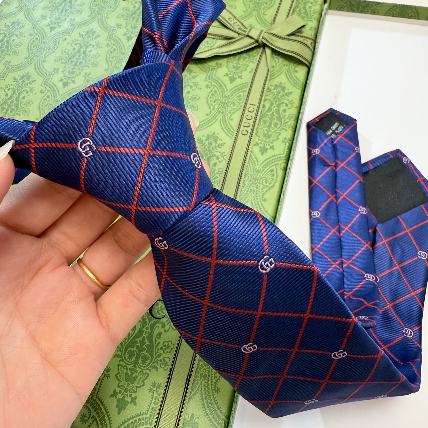 🌾上新！G家专柜新款男士领带【双G格纹领带】👔👔，稀有采用经典小G 搭配交叉线条格纹展现精湛手工与时尚优