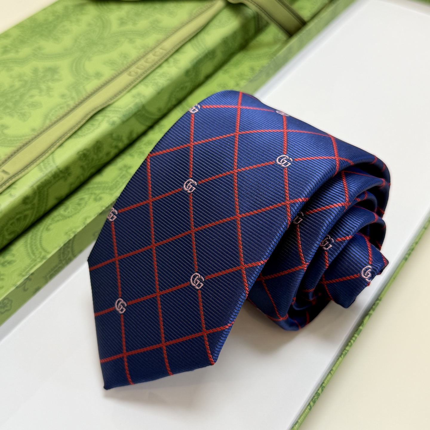 🌾上新！G家专柜新款男士领带【双G格纹领带】👔👔，稀有采用经典小G 搭配交叉线条格纹展现精湛手工与时尚优