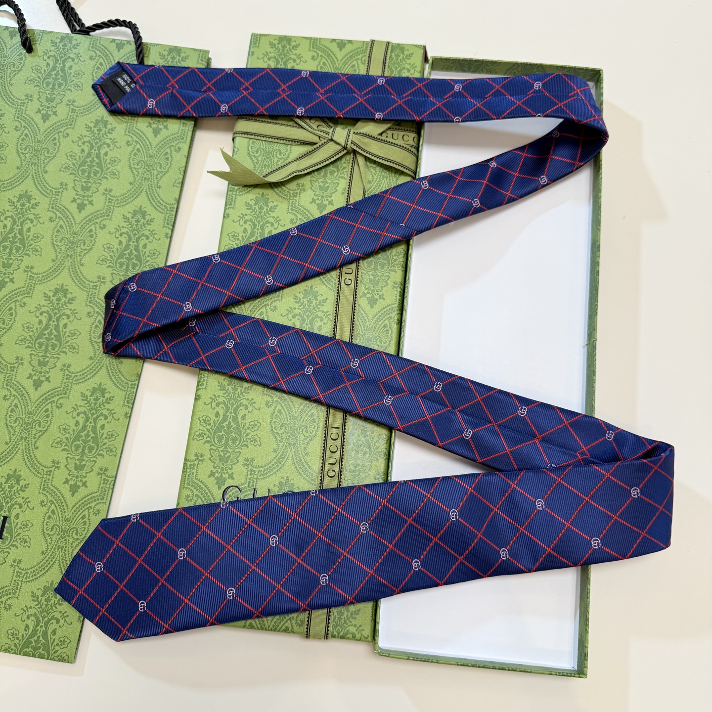 🌾上新！G家专柜新款男士领带【双G格纹领带】👔👔，稀有采用经典小G 搭配交叉线条格纹展现精湛手工与时尚优