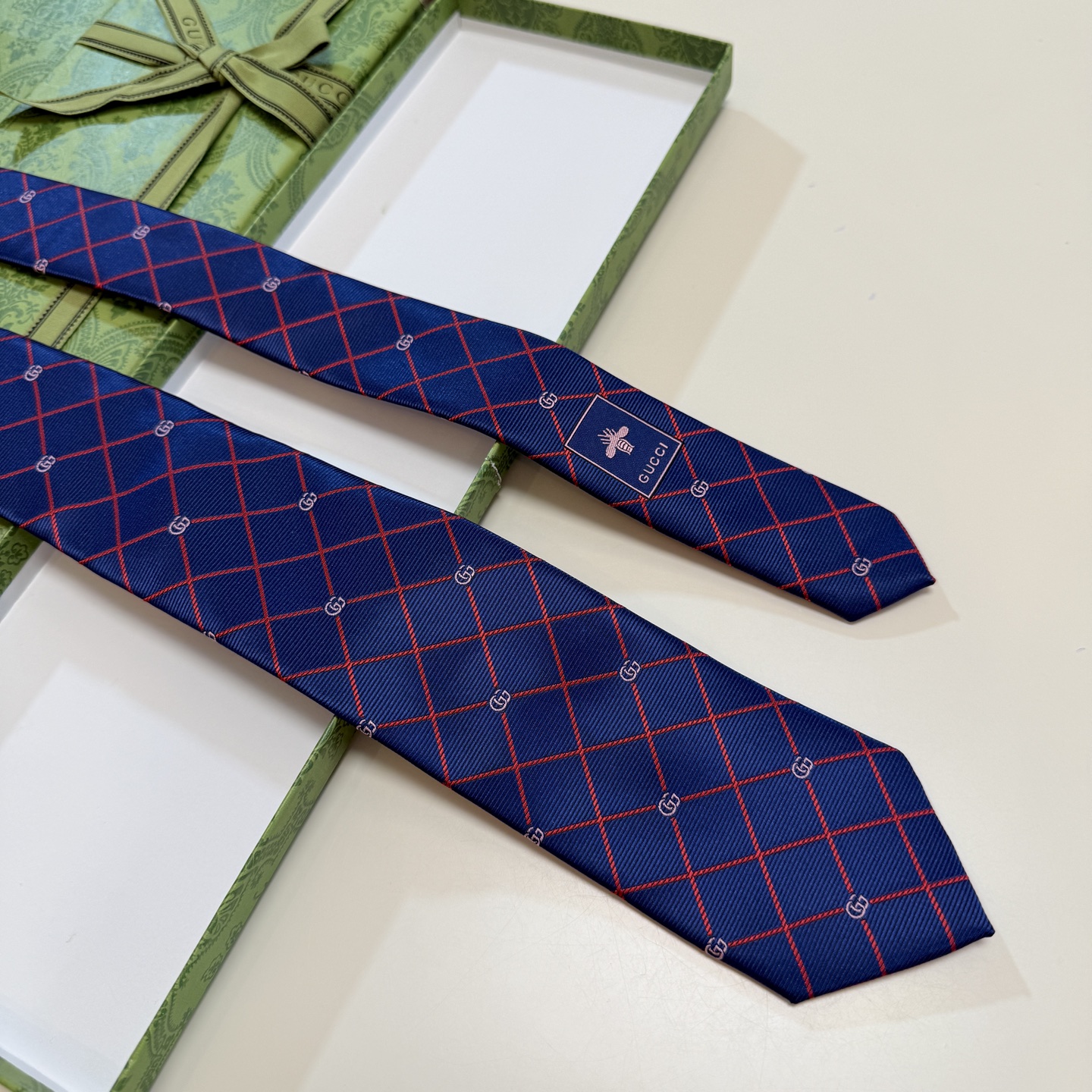 🌾上新！G家专柜新款男士领带【双G格纹领带】👔👔，稀有采用经典小G 搭配交叉线条格纹展现精湛手工与时尚优
