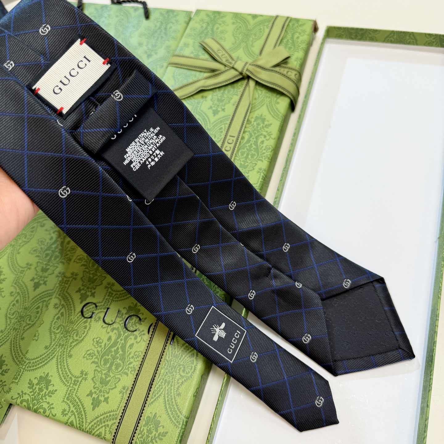 🌾上新！G家专柜新款男士领带【双G格纹领带】👔👔，稀有采用经典小G 搭配交叉线条格纹展现精湛手工与时尚优