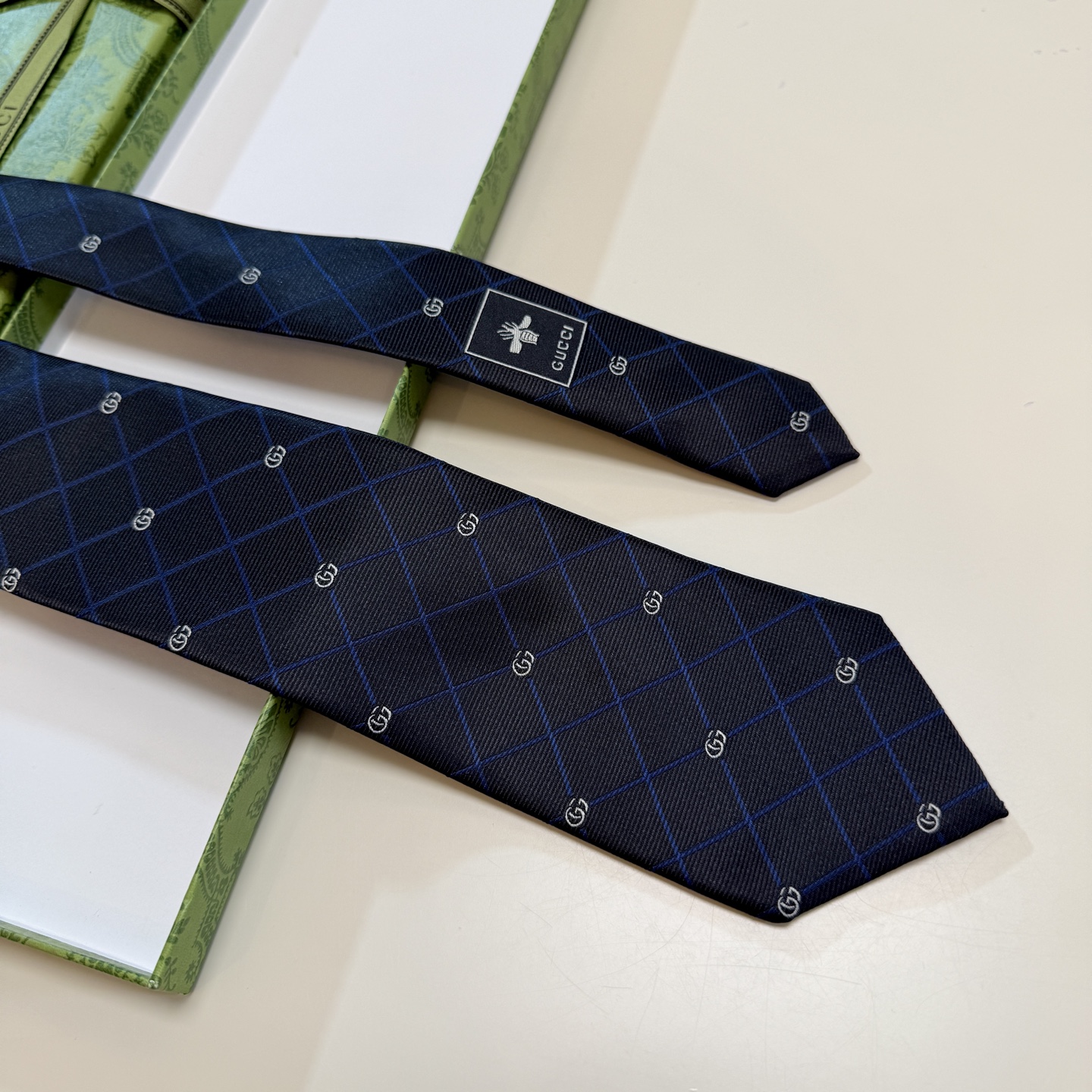 🌾上新！G家专柜新款男士领带【双G格纹领带】👔👔，稀有采用经典小G 搭配交叉线条格纹展现精湛手工与时尚优