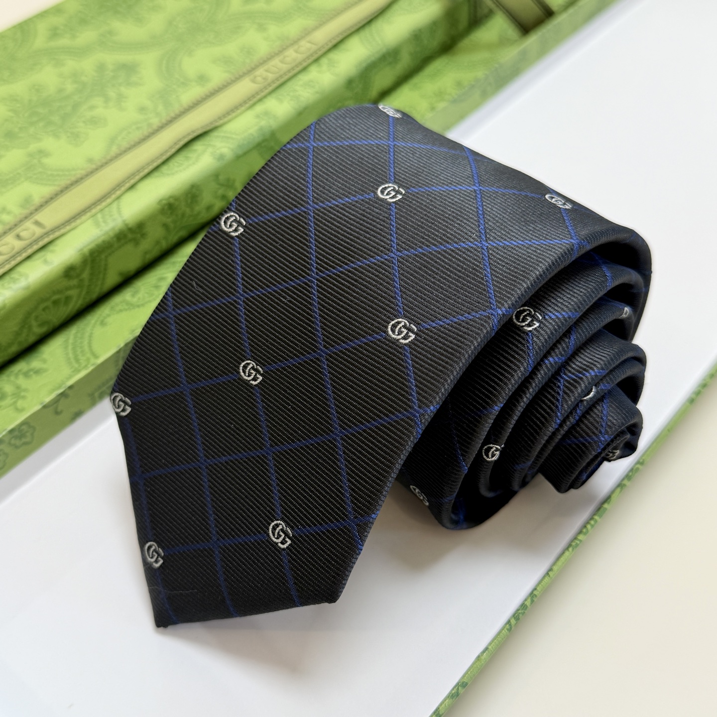 🌾上新！G家专柜新款男士领带【双G格纹领带】👔👔，稀有采用经典小G 搭配交叉线条格纹展现精湛手工与时尚优